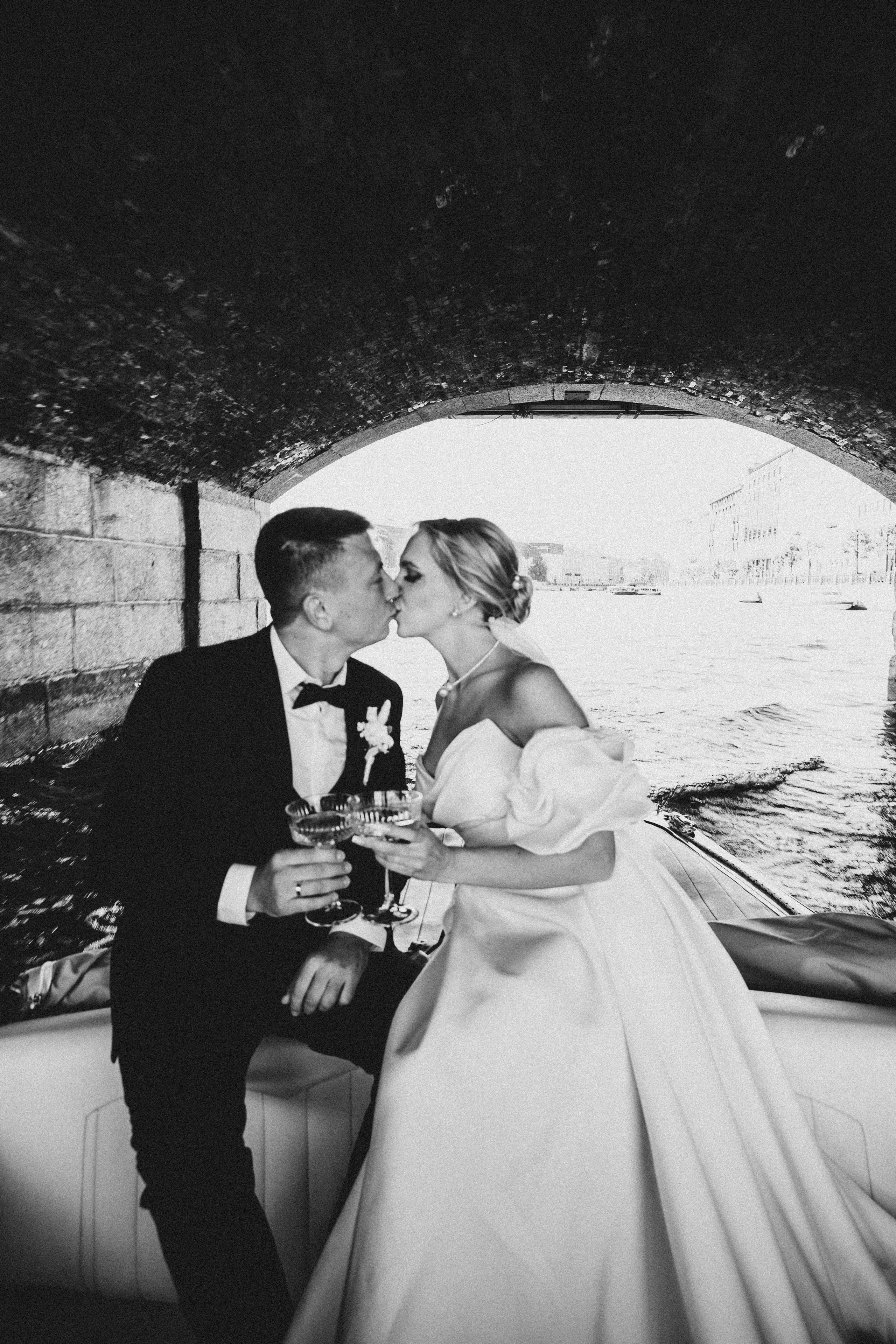 СВАДЕНБНАЯ СЬЕМКА НА КАТЕРЕ ПО КАНАЛАМ САНКТ-ПЕТЕРБУРГА И В АКВАТОРИИ НЕВЫ. Профессиональный фотограф, Санкт-Петербург — Виктория Богомолова