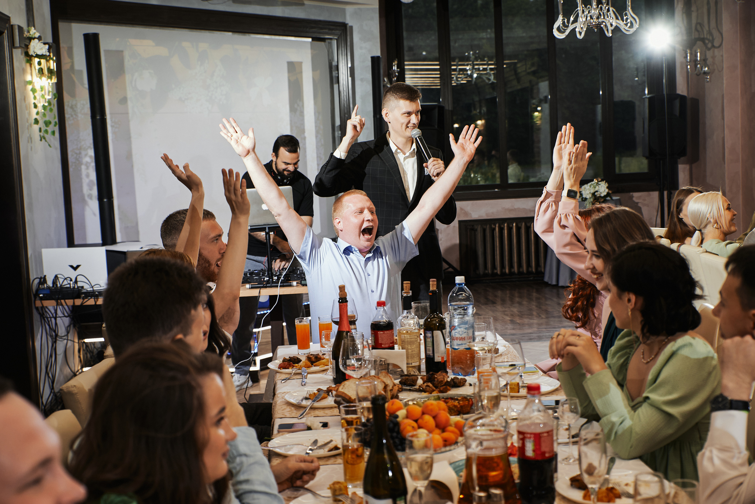 Гости на свадьбе эмоционально подняли руки