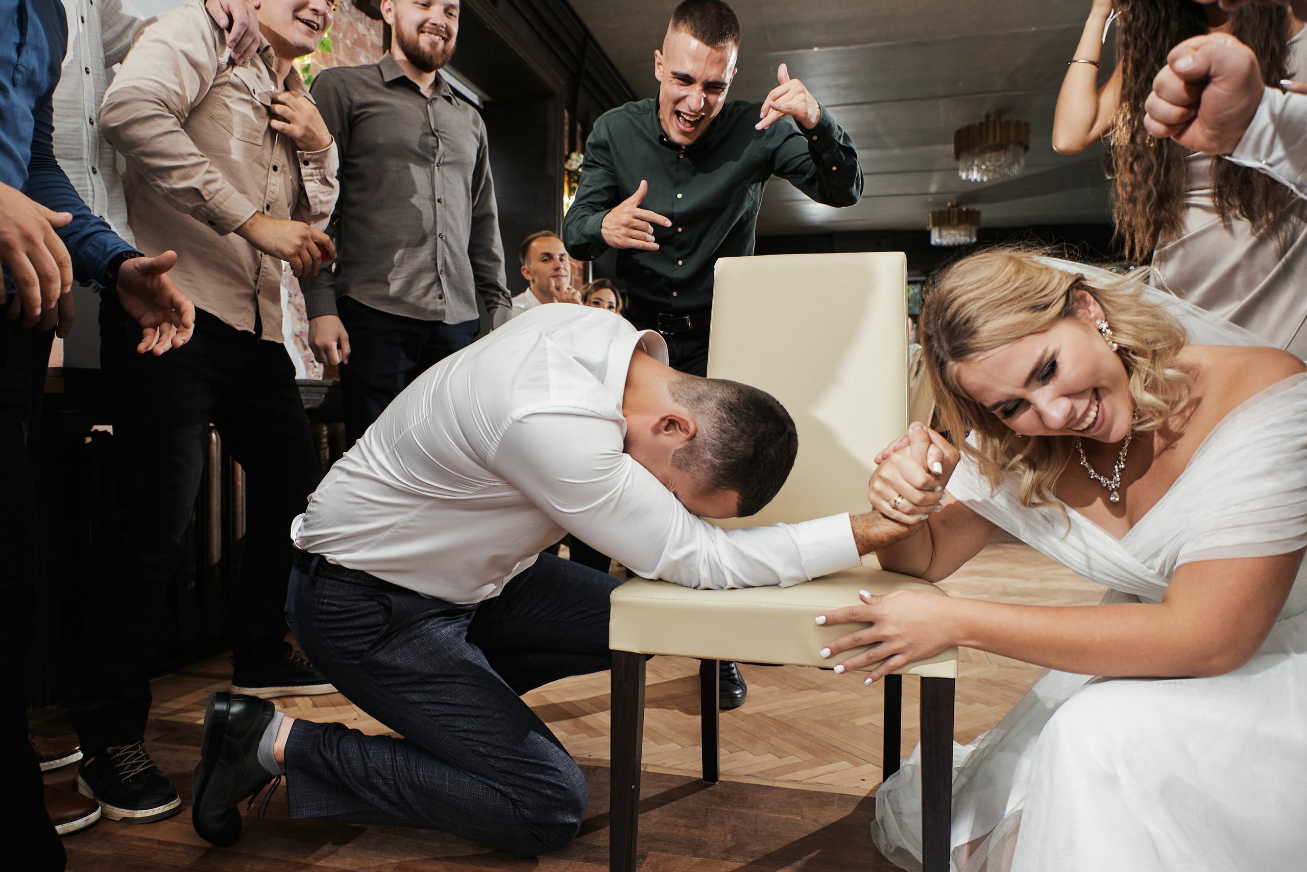 Невеста побеждает жениха в арм реслинг