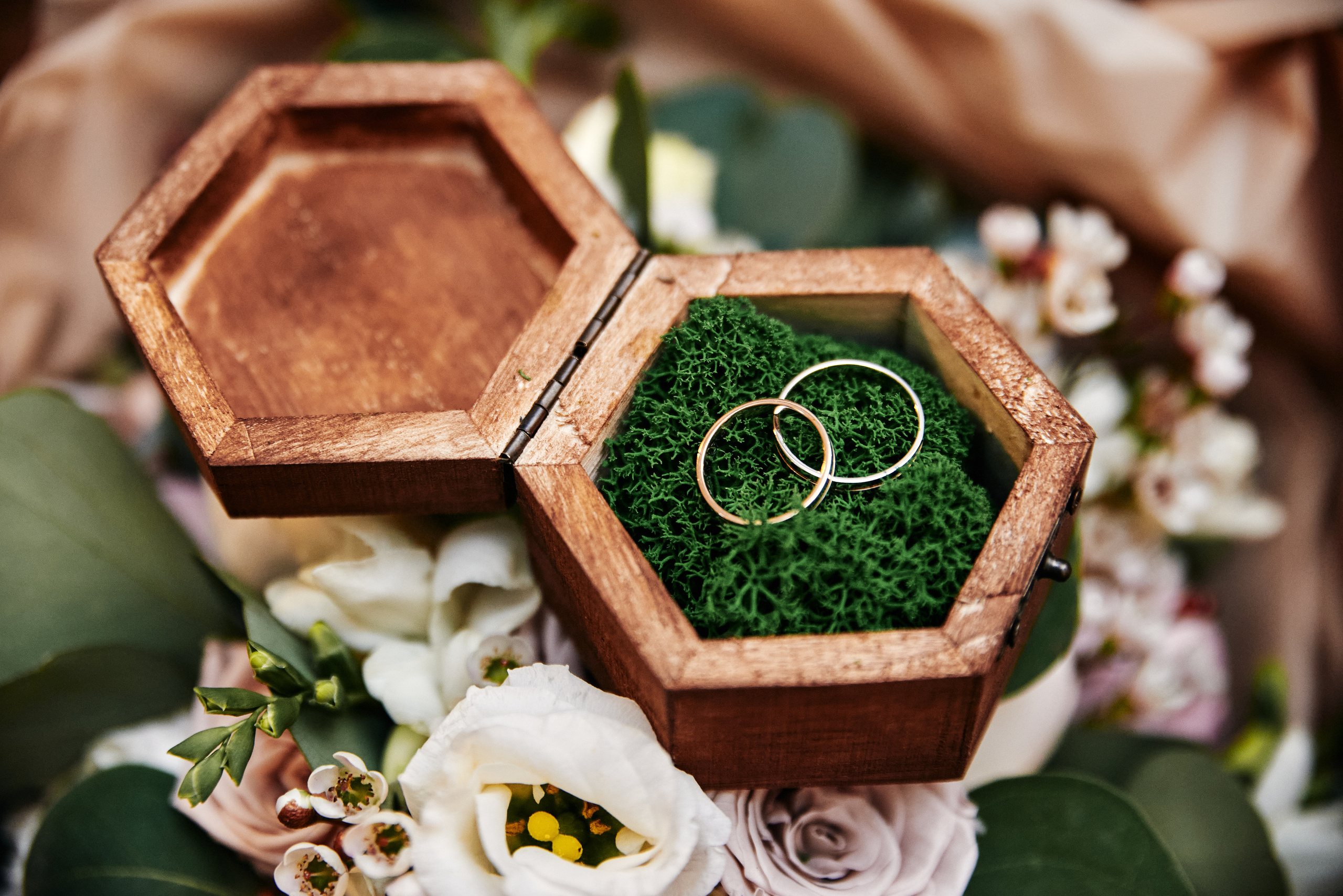 Красивые обручальные кольца в Томске