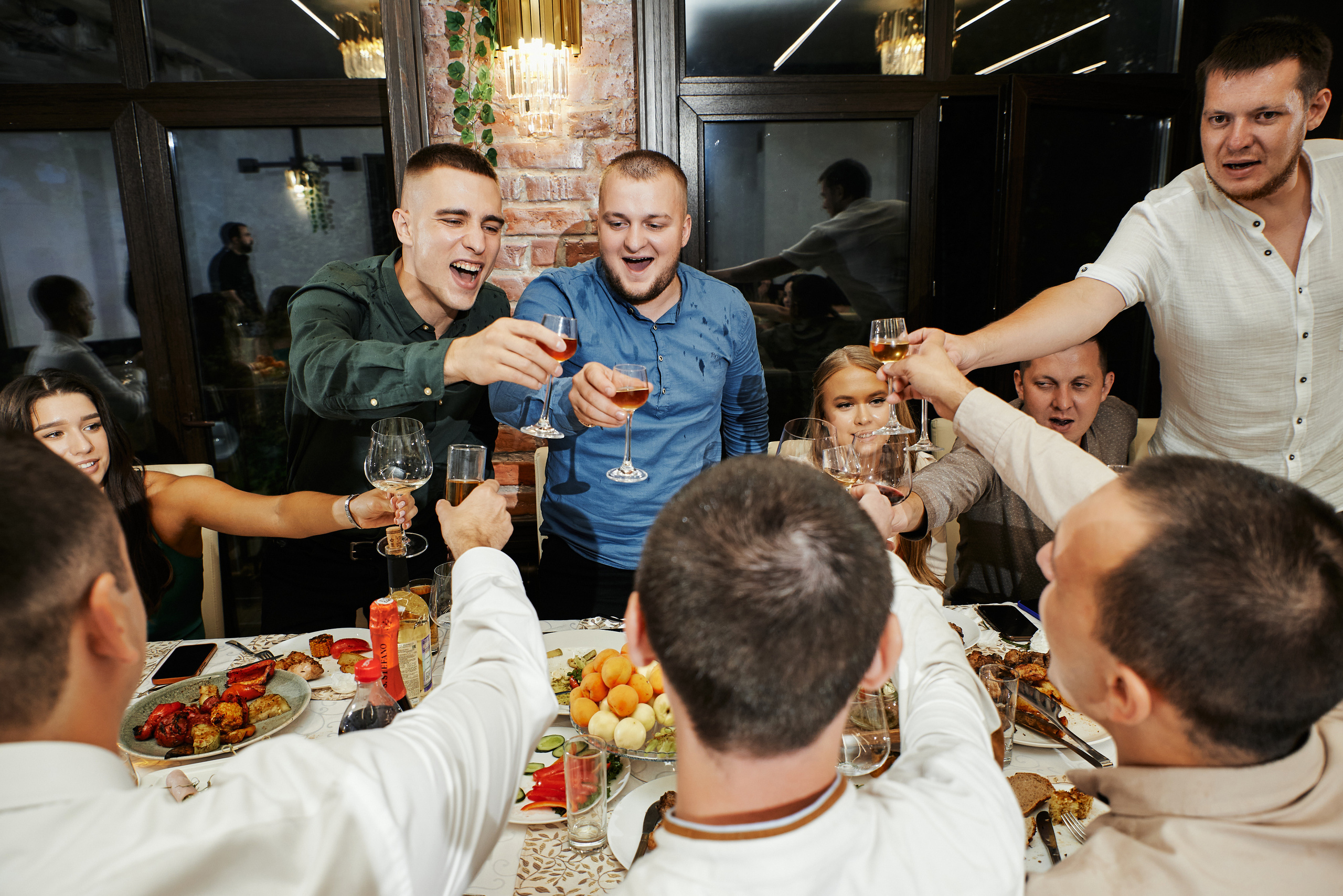 Гости говорят тост на свадьбе