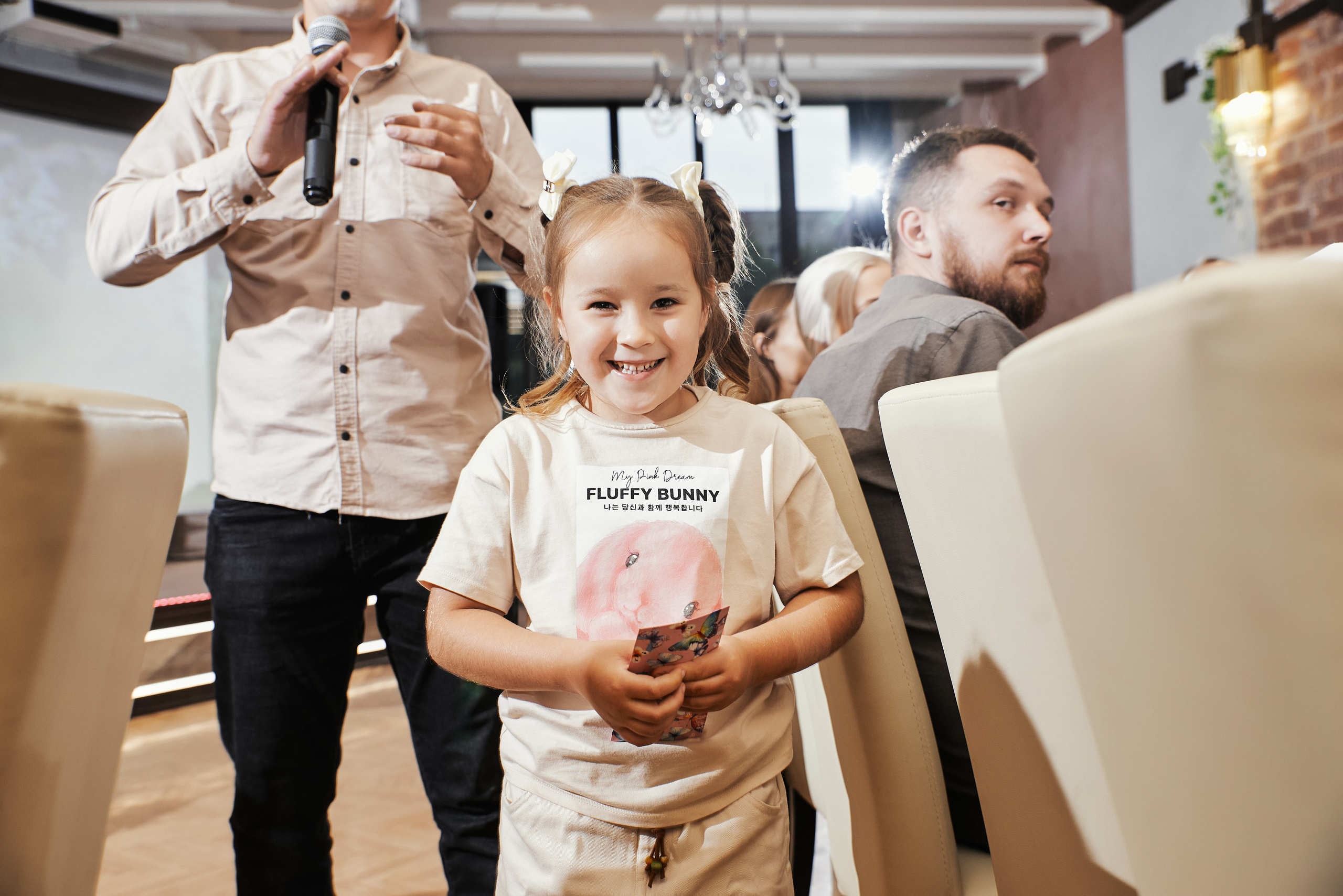 Ребенок улыбается на камеру