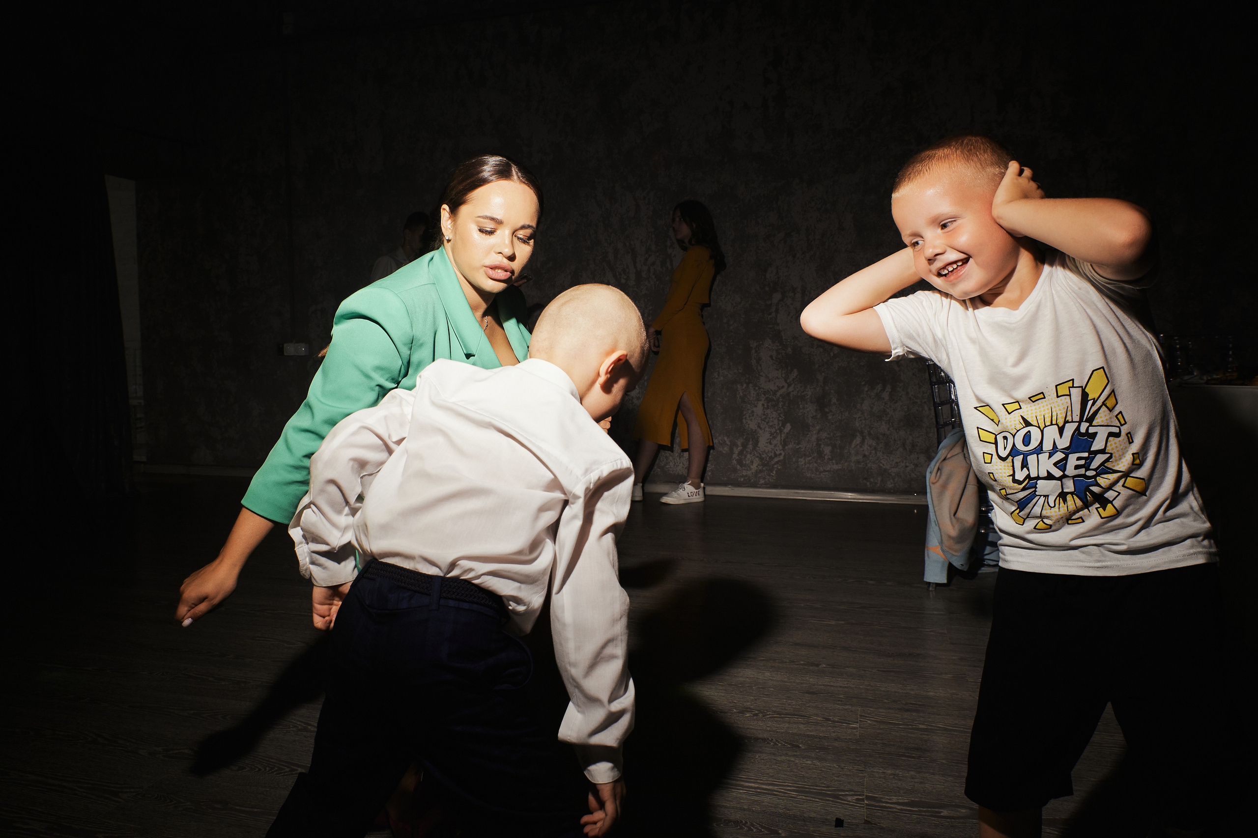 Дети шаят на свадьбе