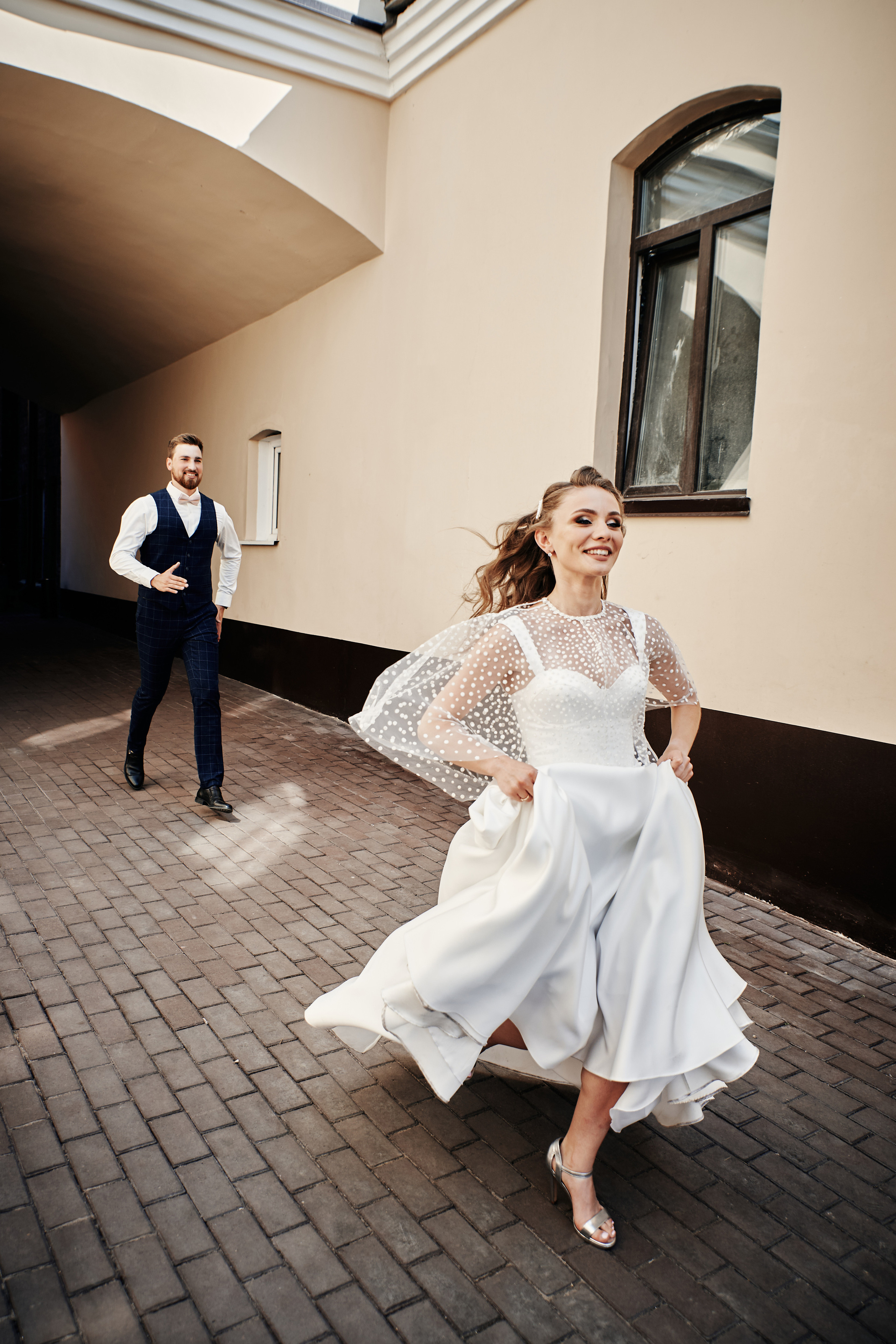 Невеста убегает от жениха около ресторана Сыроварня