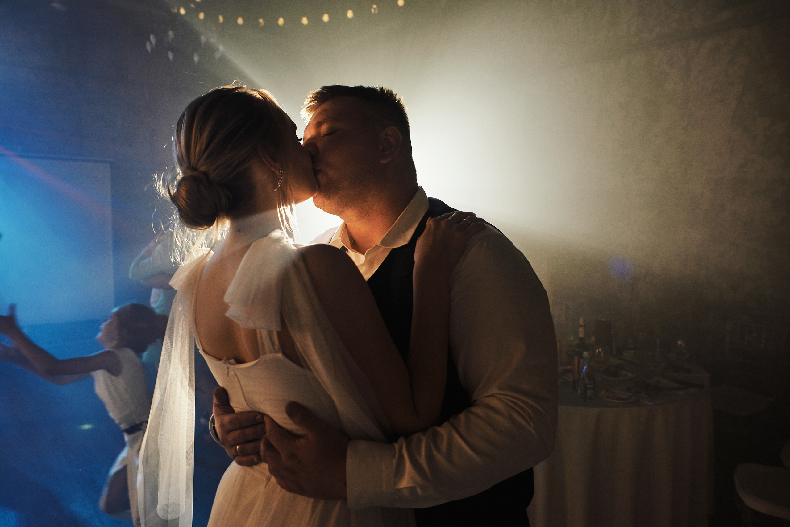 Поцелуй молодоженов в очень красивом свете