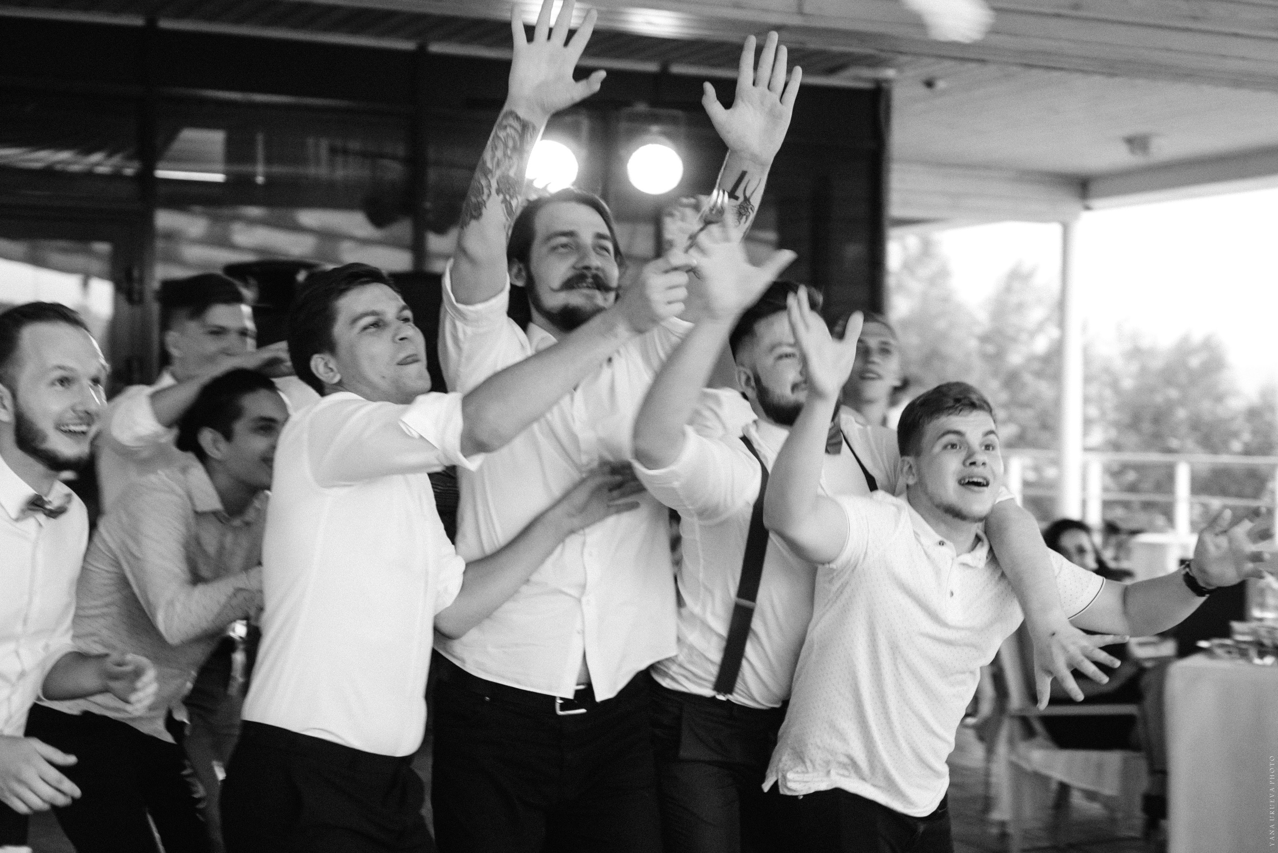 Друзья жениха ловят подвязку