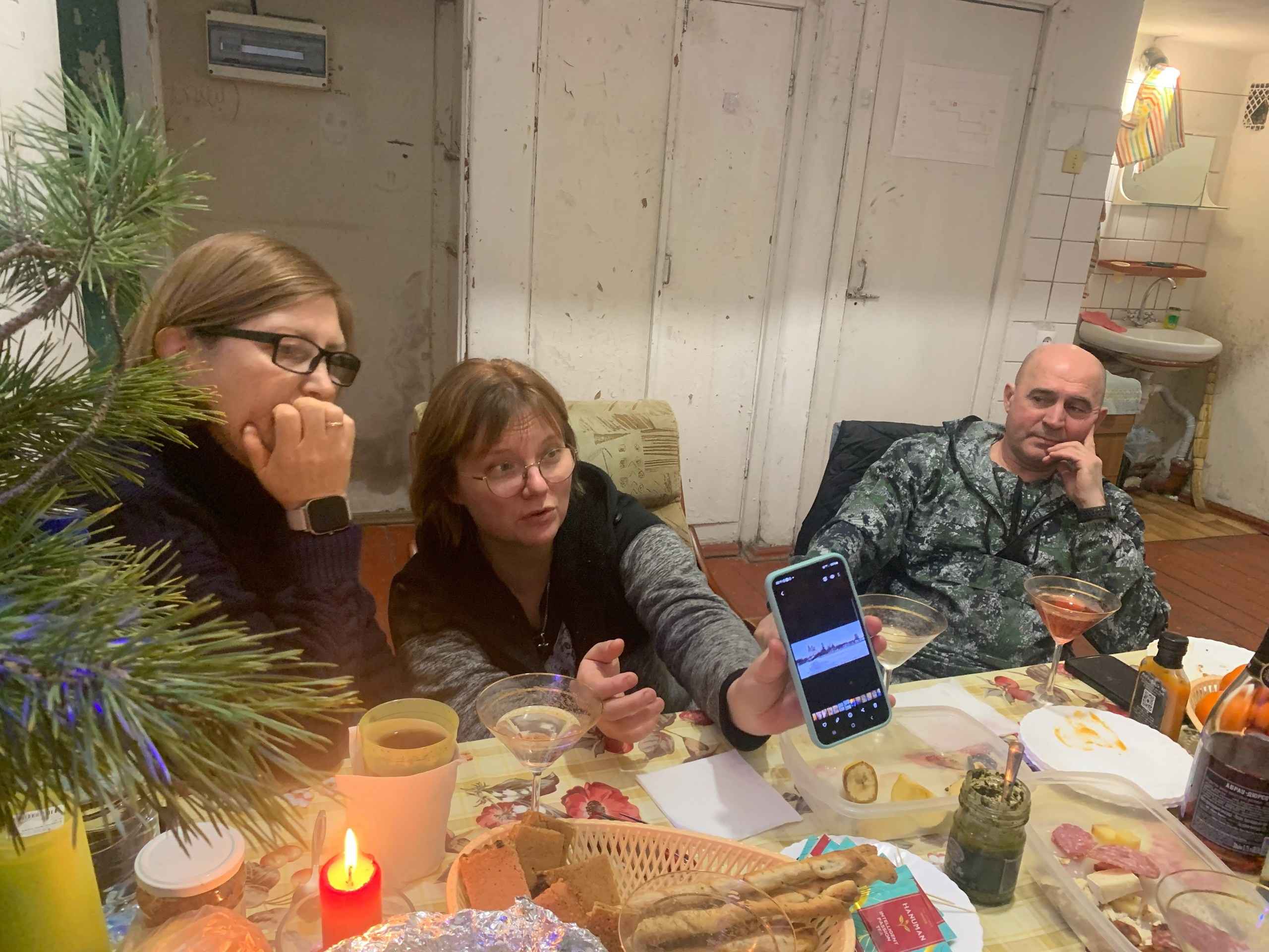 И снова Академичка) нас тут всего 6 человек пленэрящих…. Тихо, пусто и как всегда красиво). Александра Крылова —художница, работающая в стиле репортажной живописи