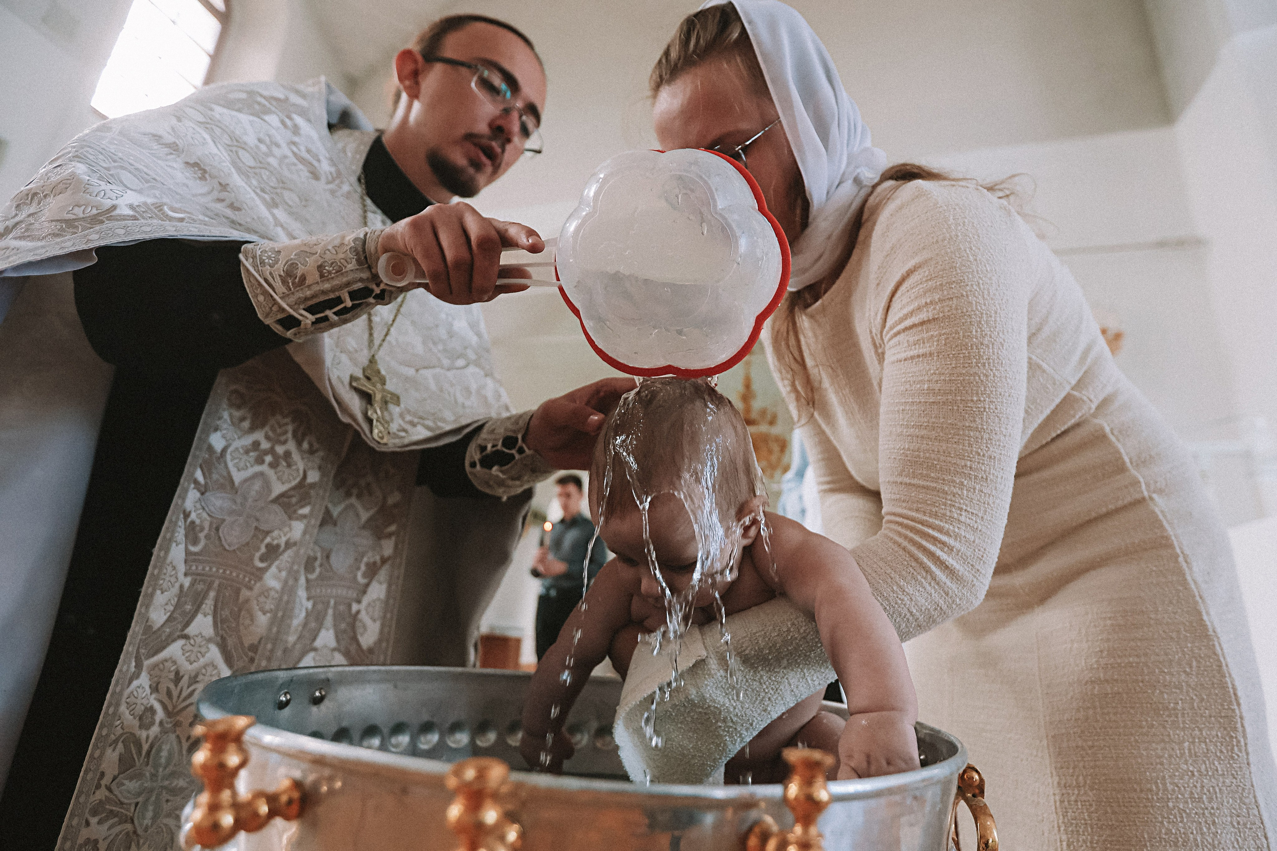 Крещение церковь около моста влюбленных. Семейный фотограф Тюмень, фотограф на роды Салмина Мария