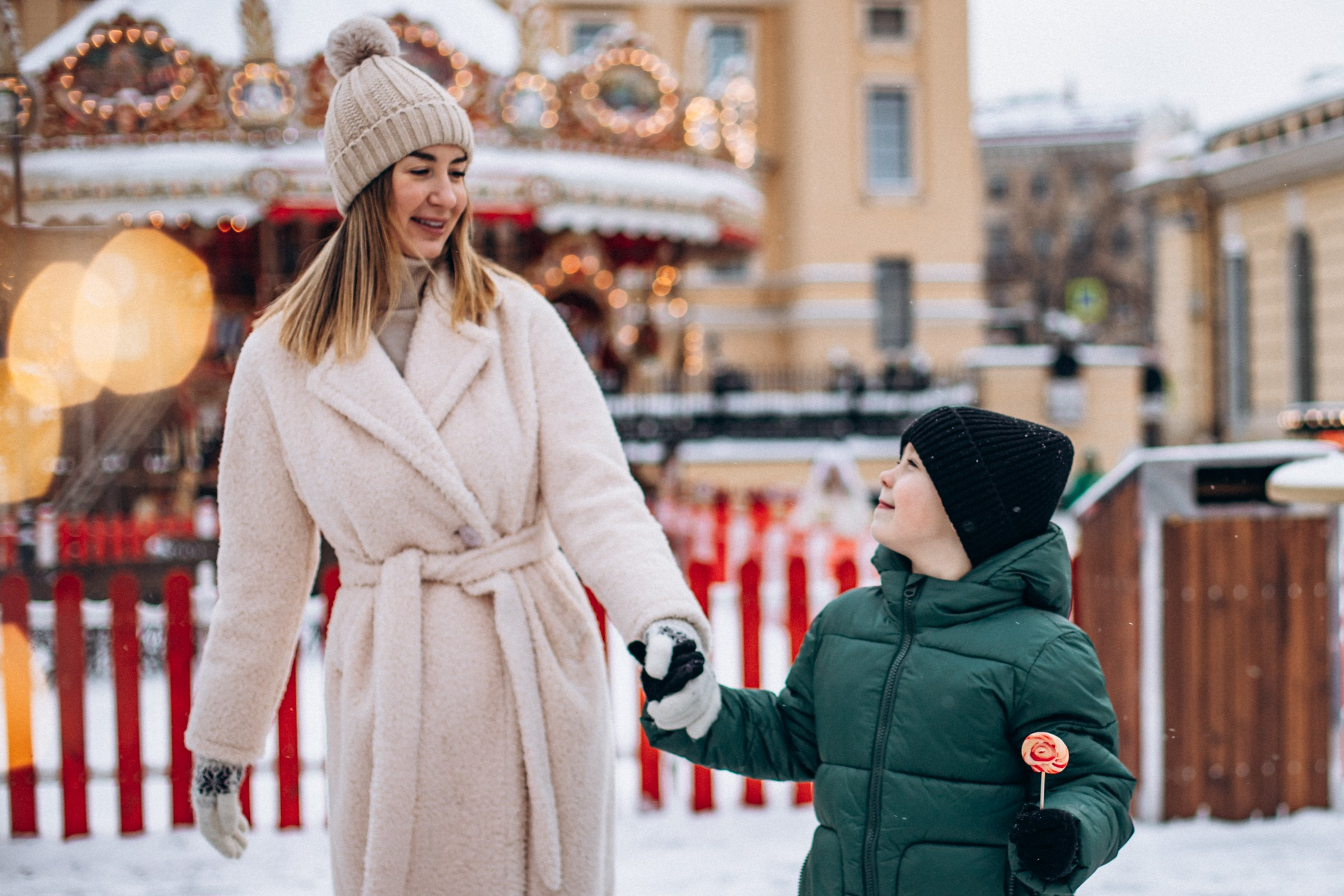 Оксана с сыном в декабре. Фотопрогулка в Петербурге. Индивидуальный и семейный фотограф в Санкт-Петербурге