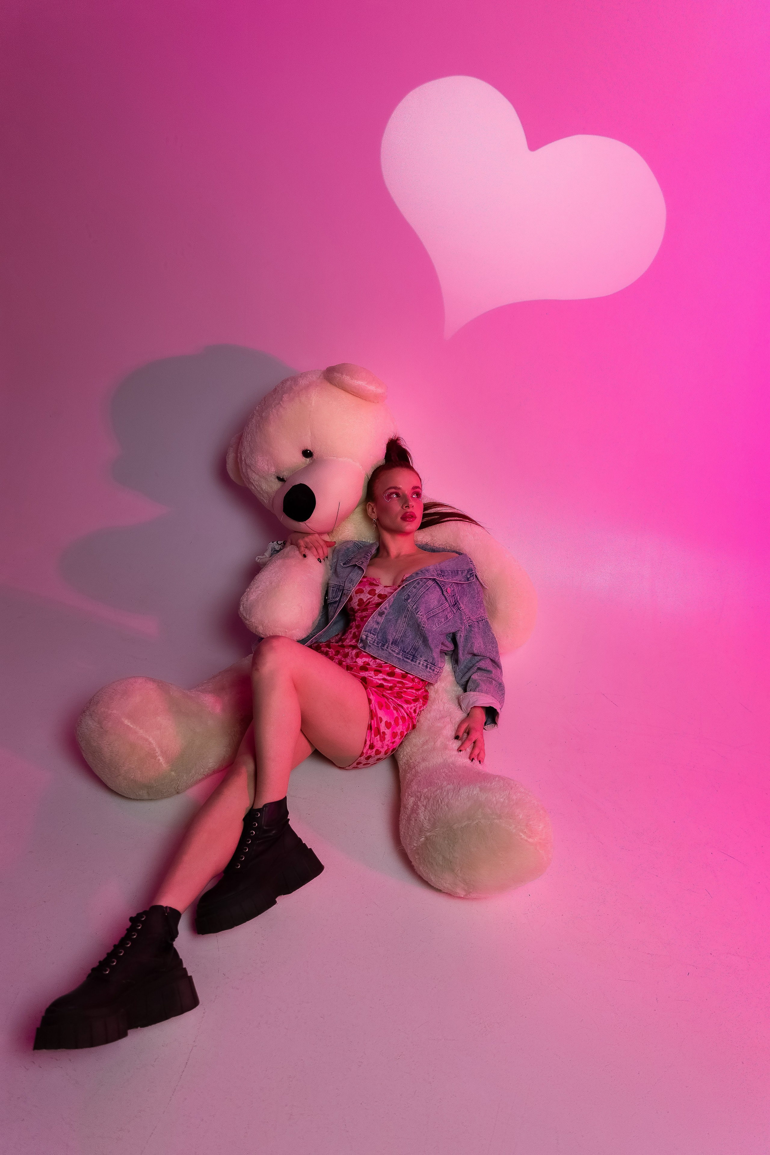 идея фотосессия на 14 февраля, день всех влюблённых, цветной свет, маски габо, 14 февраля, ростовой медведь