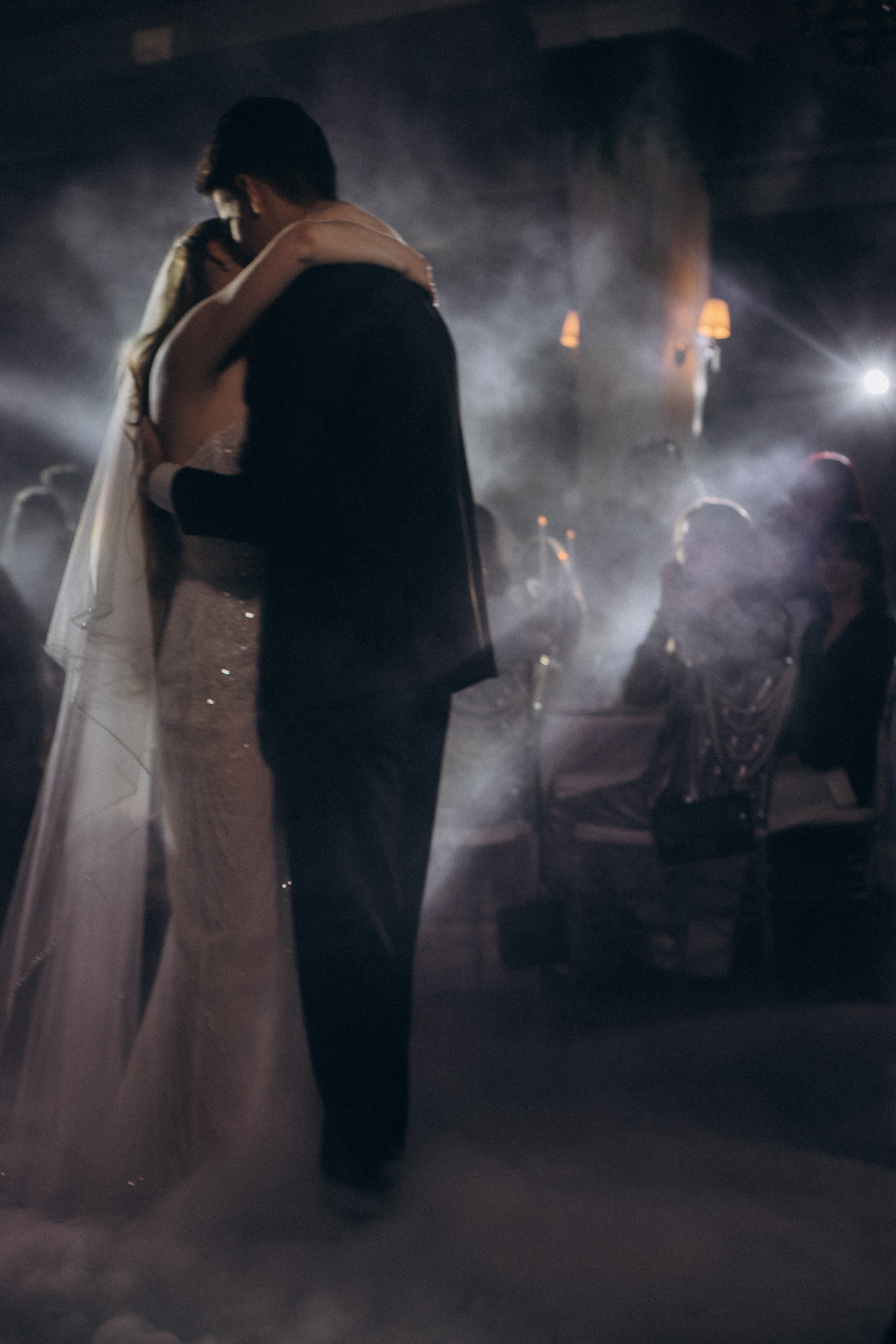 ПЕРВЫЙ ТАНЕЦ МОЛОДЫХ НА БАНКЕТЕ. ТРОГАТЕЛЬНЫЙ МОМЕНТ (СНЯТО В СИБИРЕ В НИЖНЕВАРТОВСКЕ). Профессиональный фотограф, Санкт-Петербург — Виктория Богомолова