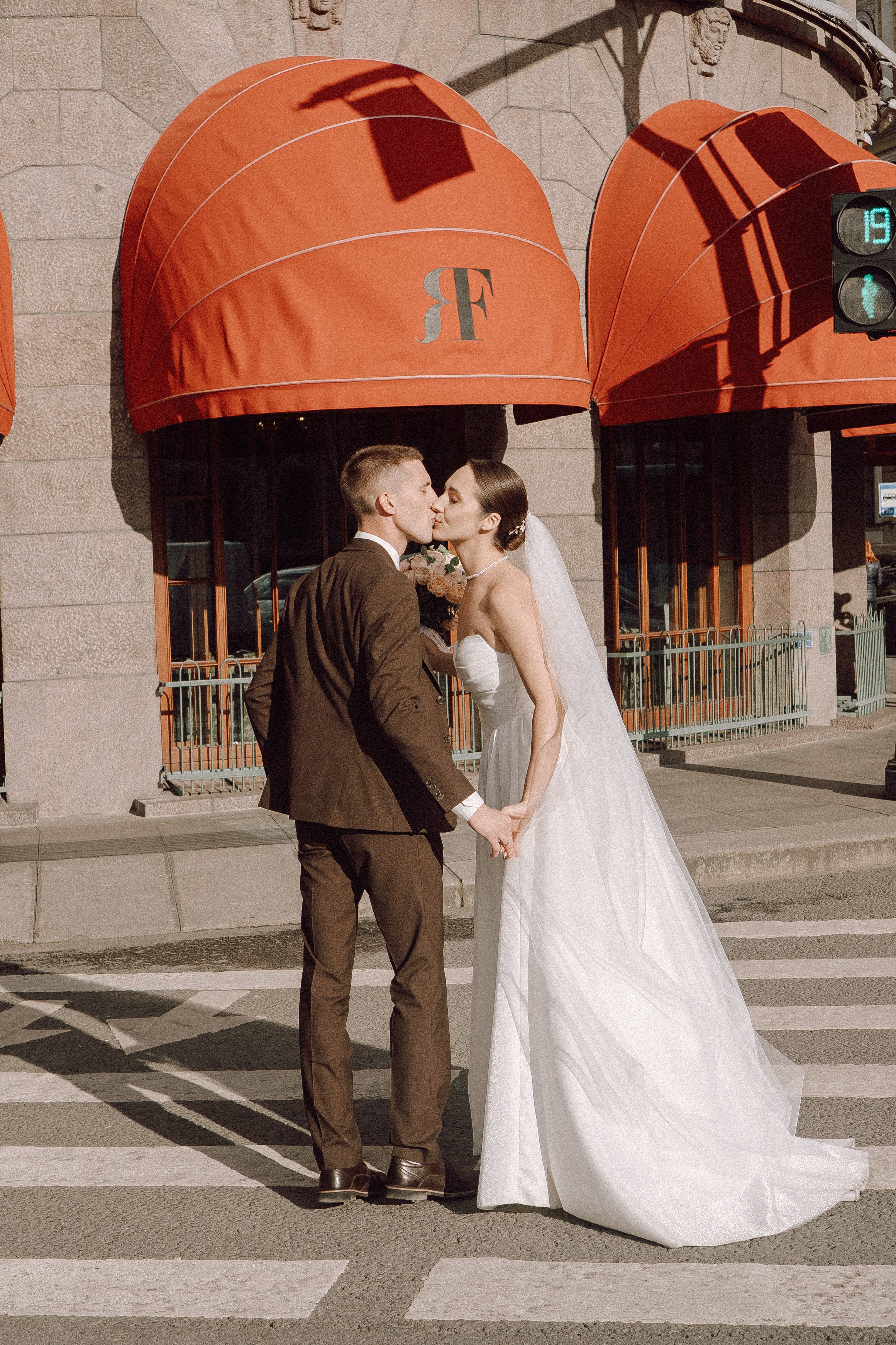 СВАДЕБНАЯ ПРОГУЛКА В САНТК-ПЕТЕРБУРГЕ (ИСАКИЕВСКИЙ СОБОР, ЗИМНЯЯ КАНАВКА, ЭРМИТАЖ И БОЛЬШАЯ МОРСКАЯ УЛИЦА). Профессиональный фотограф, Санкт-Петербург — Виктория Богомолова