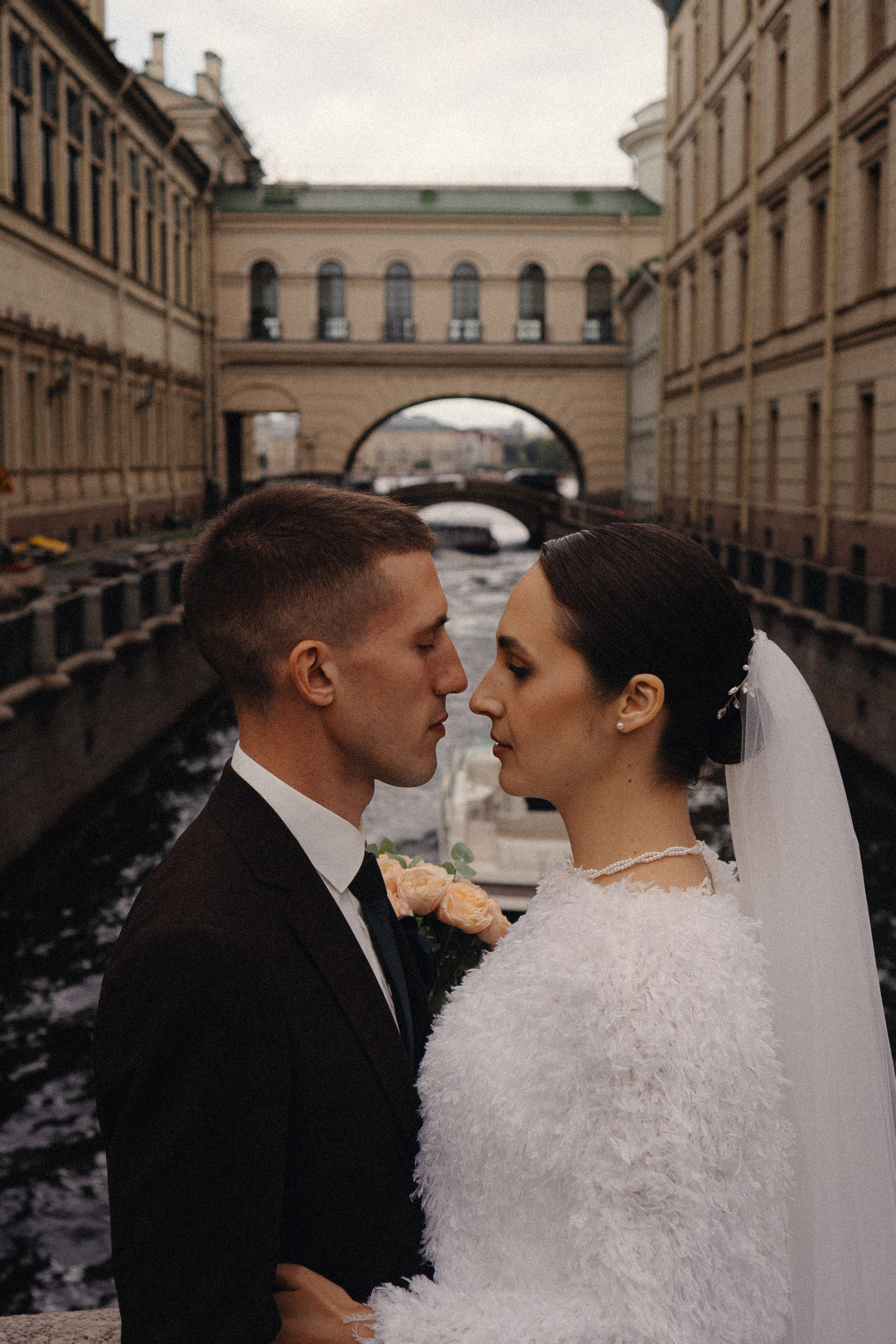 СВАДЕБНАЯ ПРОГУЛКА В САНТК-ПЕТЕРБУРГЕ (ИСАКИЕВСКИЙ СОБОР, ЗИМНЯЯ КАНАВКА, ЭРМИТАЖ И БОЛЬШАЯ МОРСКАЯ УЛИЦА). Профессиональный фотограф, Санкт-Петербург — Виктория Богомолова