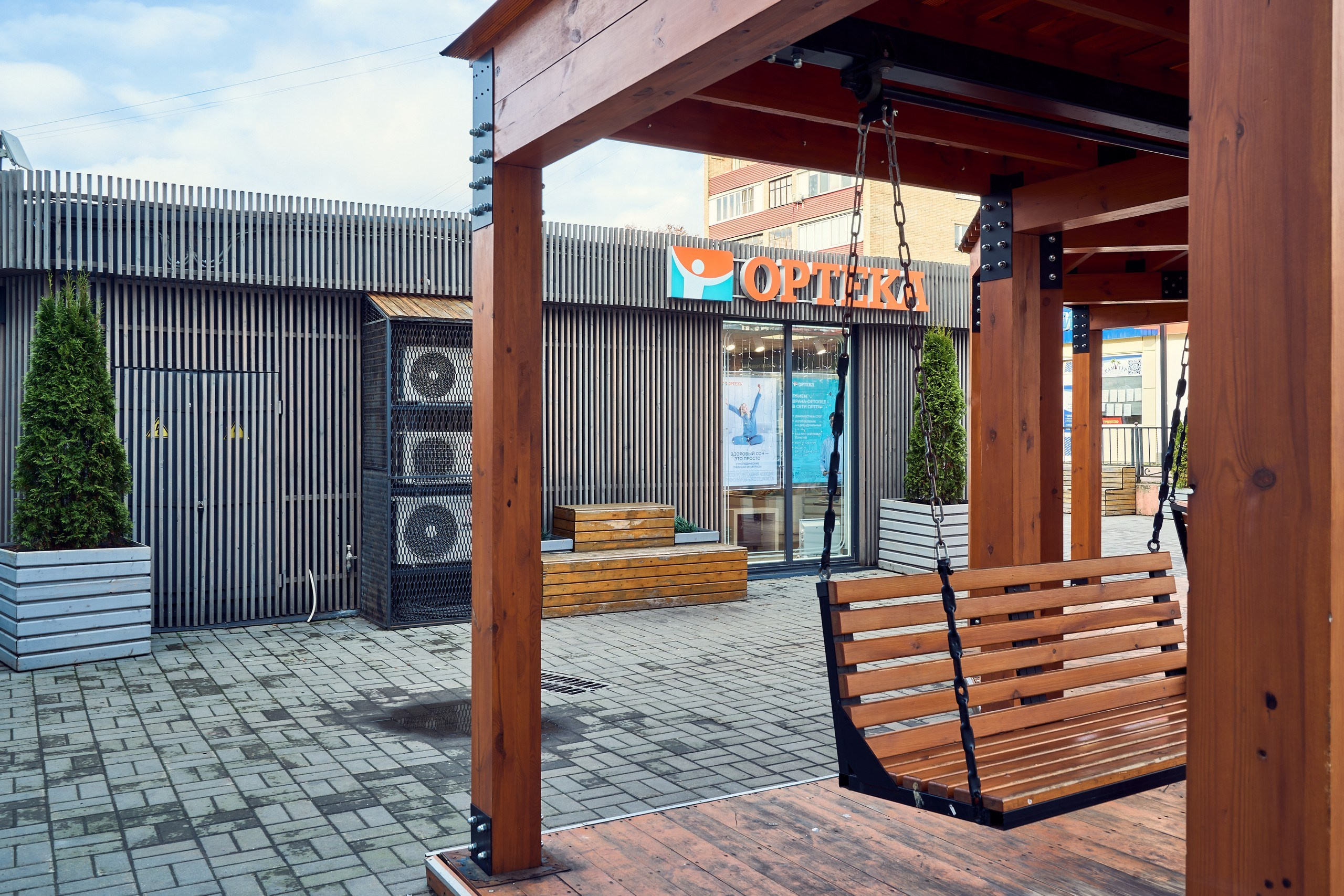 Архитектурная фотография качелей и уличного павильона на территории, прилегающей к ТЦ "Солнечный"