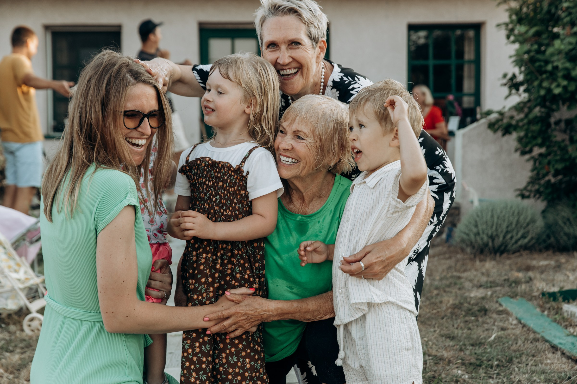 Дети и семьи. На моих фотографиях дети всегда улыбаются и смеются по-настоящему. Я знаю что для этого нужно. Применяю секретный секрет). Фотограф в Крыму — Федор зайцев. Свадебная, семейная и портретная съёмка. Фотографии для контента, для бизнеса. Корпоративная съёмка