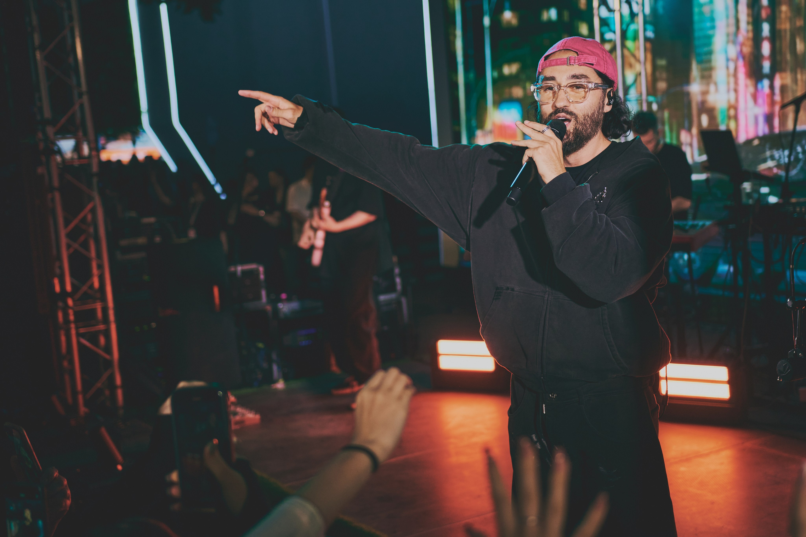 Съёмка с концерта МОТа: толпа фанатов и артист. Шилов Арсений — репортажный фотограф в Москве