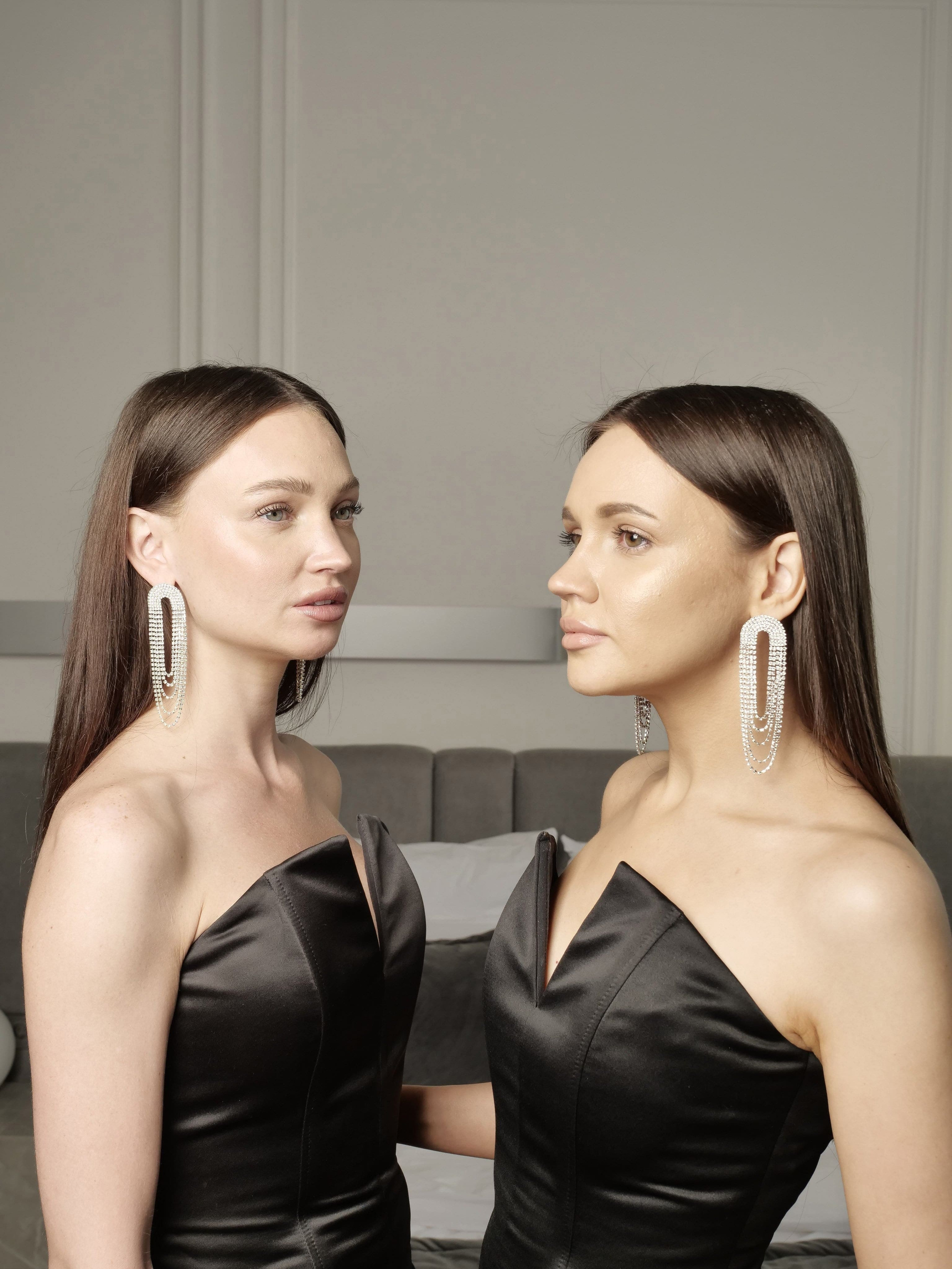 Предметная съемка бижутерии с моделями, фокус на текстуре и сиянии металла