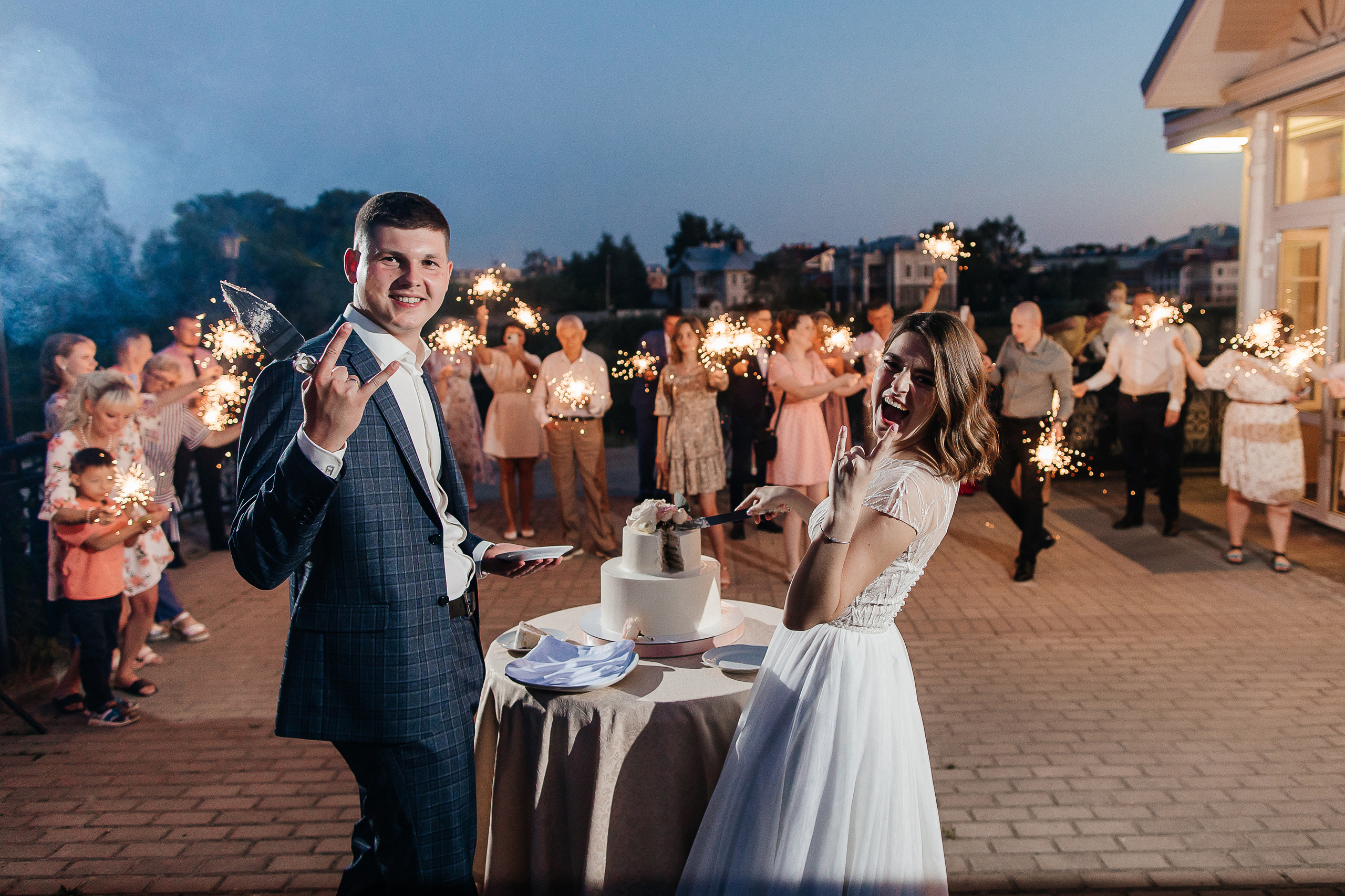 Волнительная свадебная церемония на веранде уютного ресторана. Олег Сверчков | Свадебный фотограф Вологда