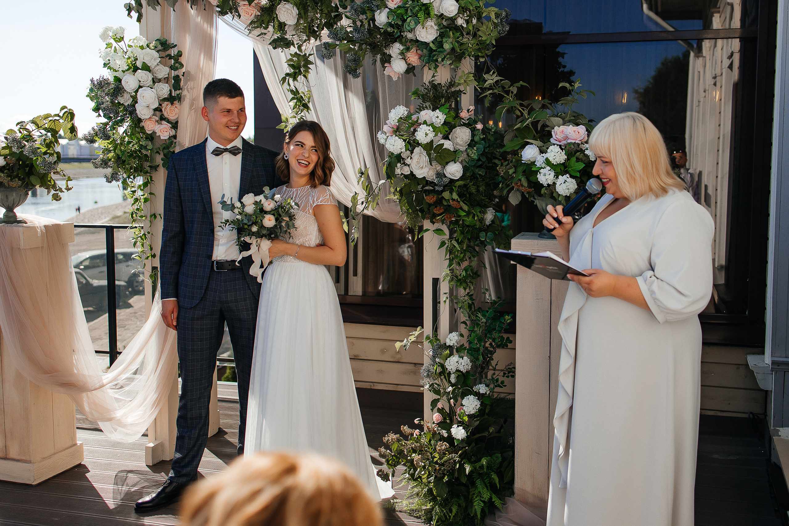 Волнительная свадебная церемония на веранде уютного ресторана. Олег Сверчков | Свадебный фотограф Вологда