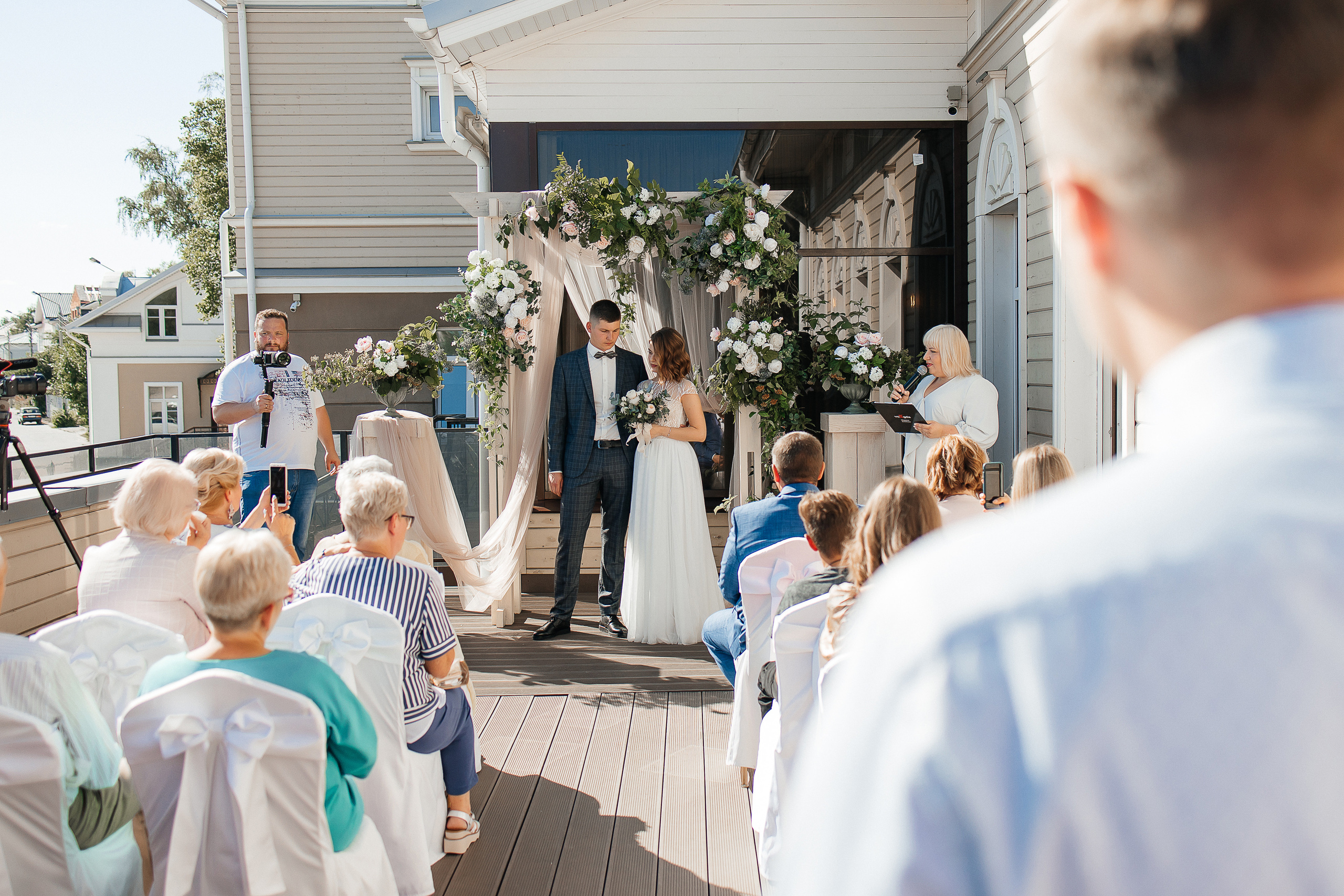 Волнительная свадебная церемония на веранде уютного ресторана. Олег Сверчков | Свадебный фотограф Вологда