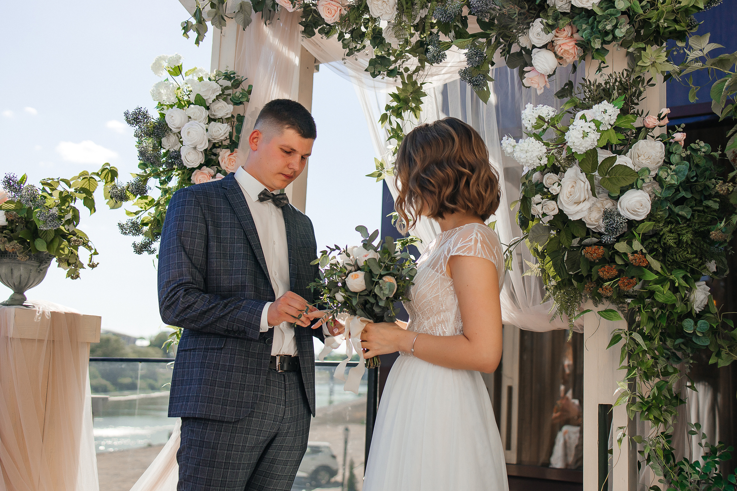 Волнительная свадебная церемония на веранде уютного ресторана. Олег Сверчков | Свадебный фотограф Вологда