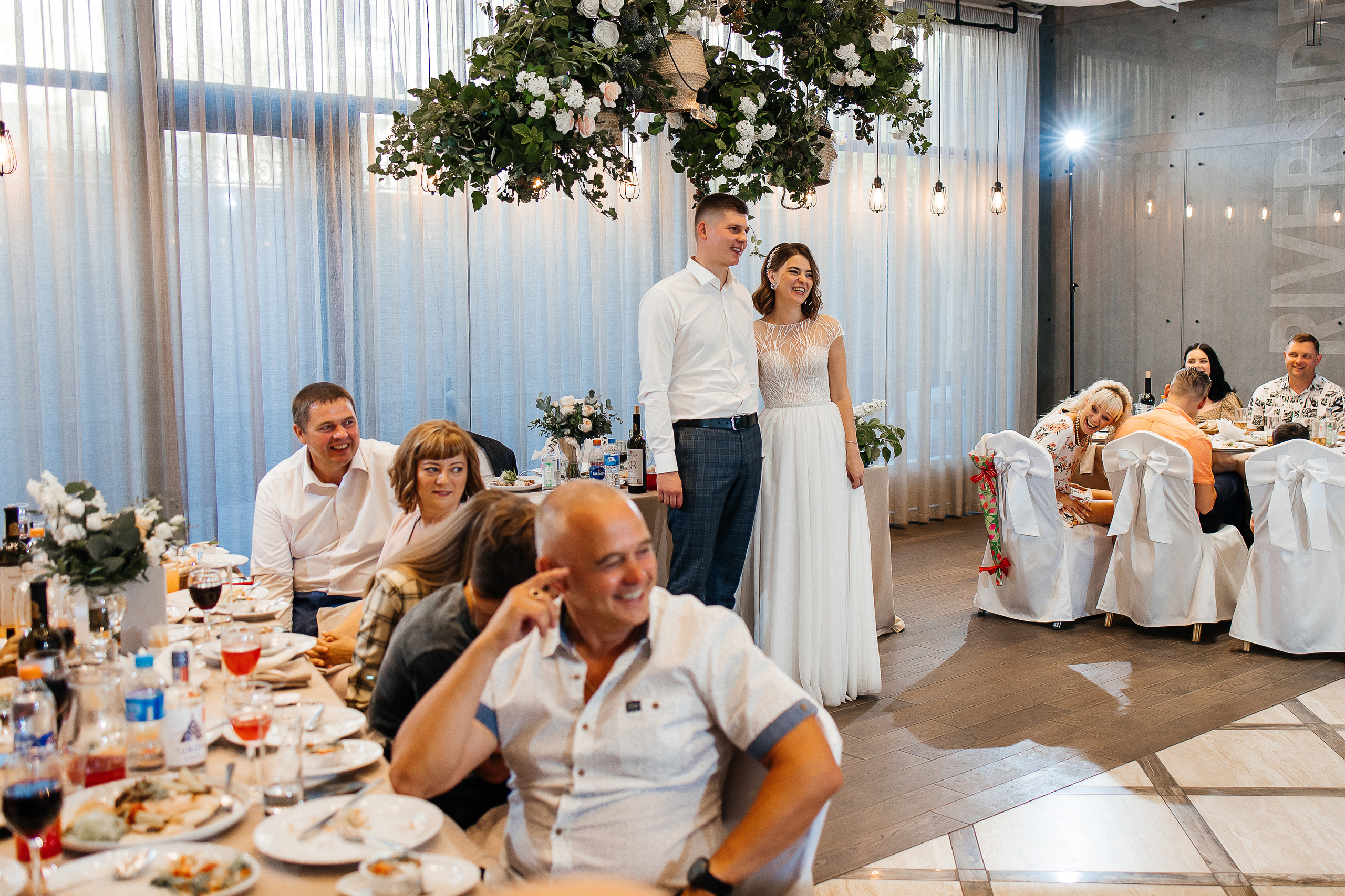 Волнительная свадебная церемония на веранде уютного ресторана. Олег Сверчков | Свадебный фотограф Вологда