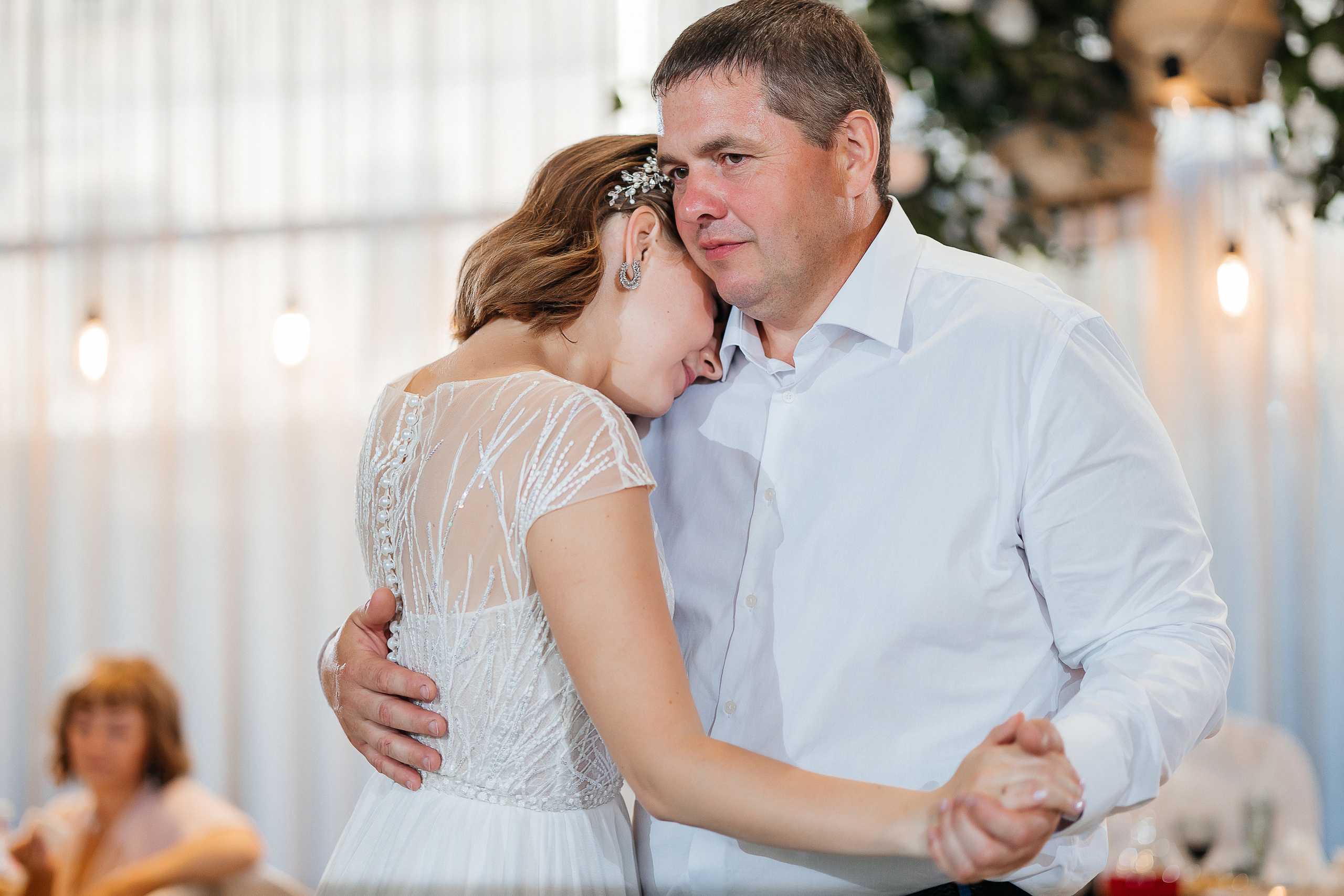 Волнительная свадебная церемония на веранде уютного ресторана. Олег Сверчков | Свадебный фотограф Вологда