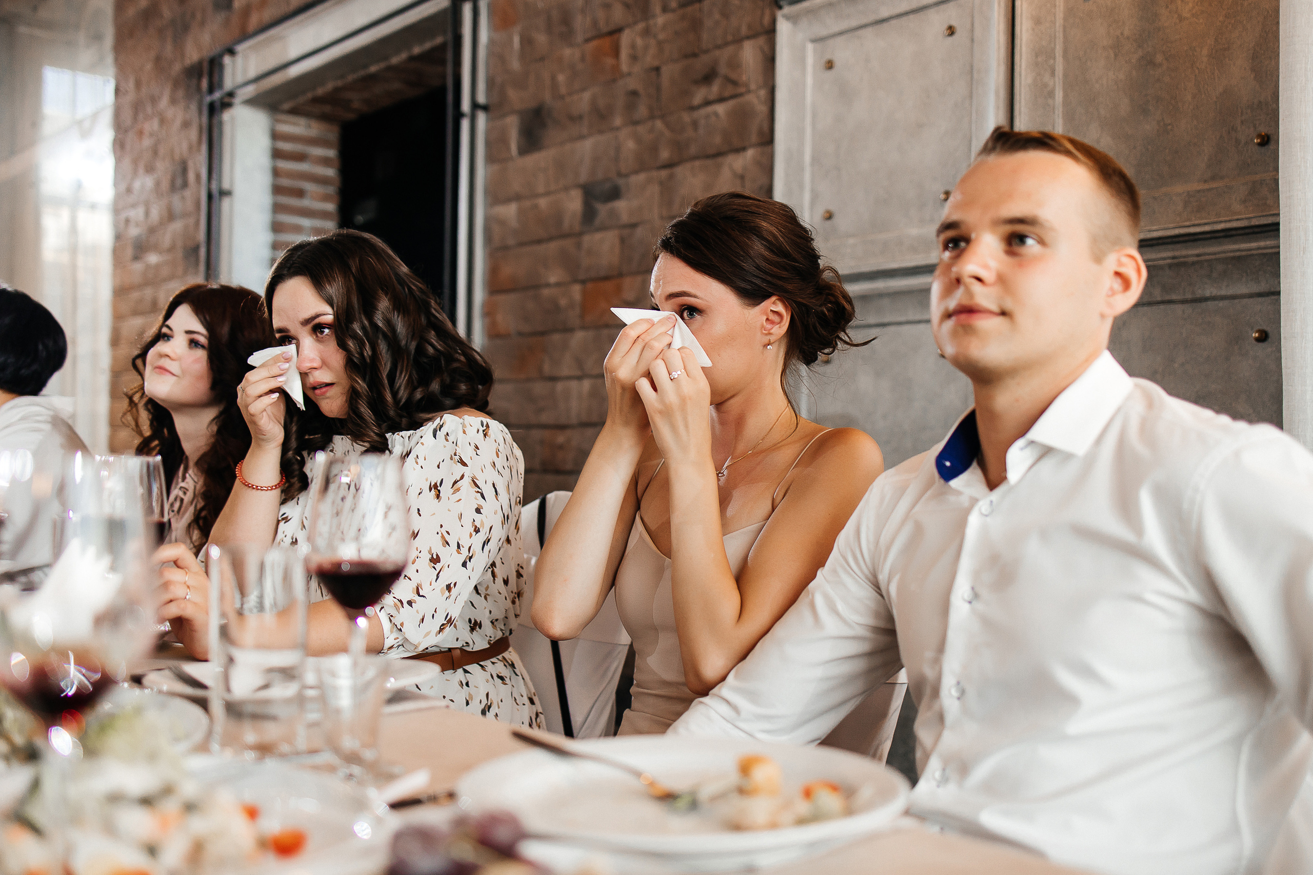 Волнительная свадебная церемония на веранде уютного ресторана. Олег Сверчков | Свадебный фотограф Вологда