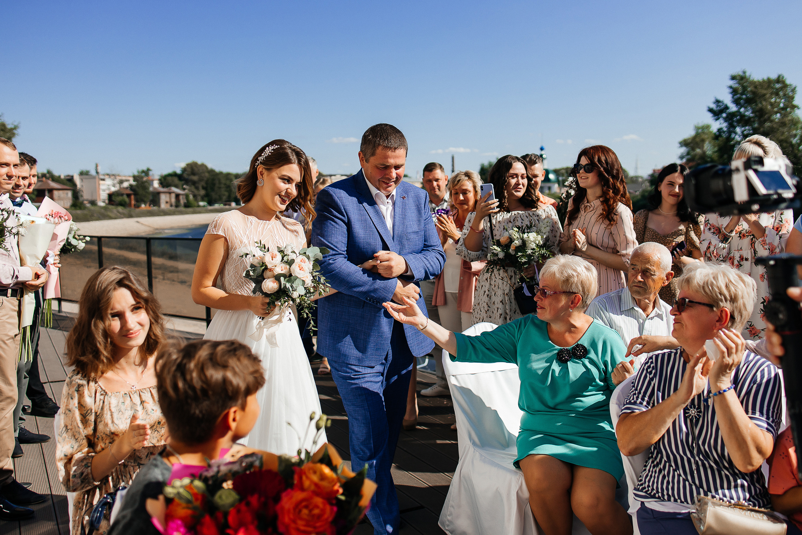 Волнительная свадебная церемония на веранде уютного ресторана. Олег Сверчков | Свадебный фотограф Вологда