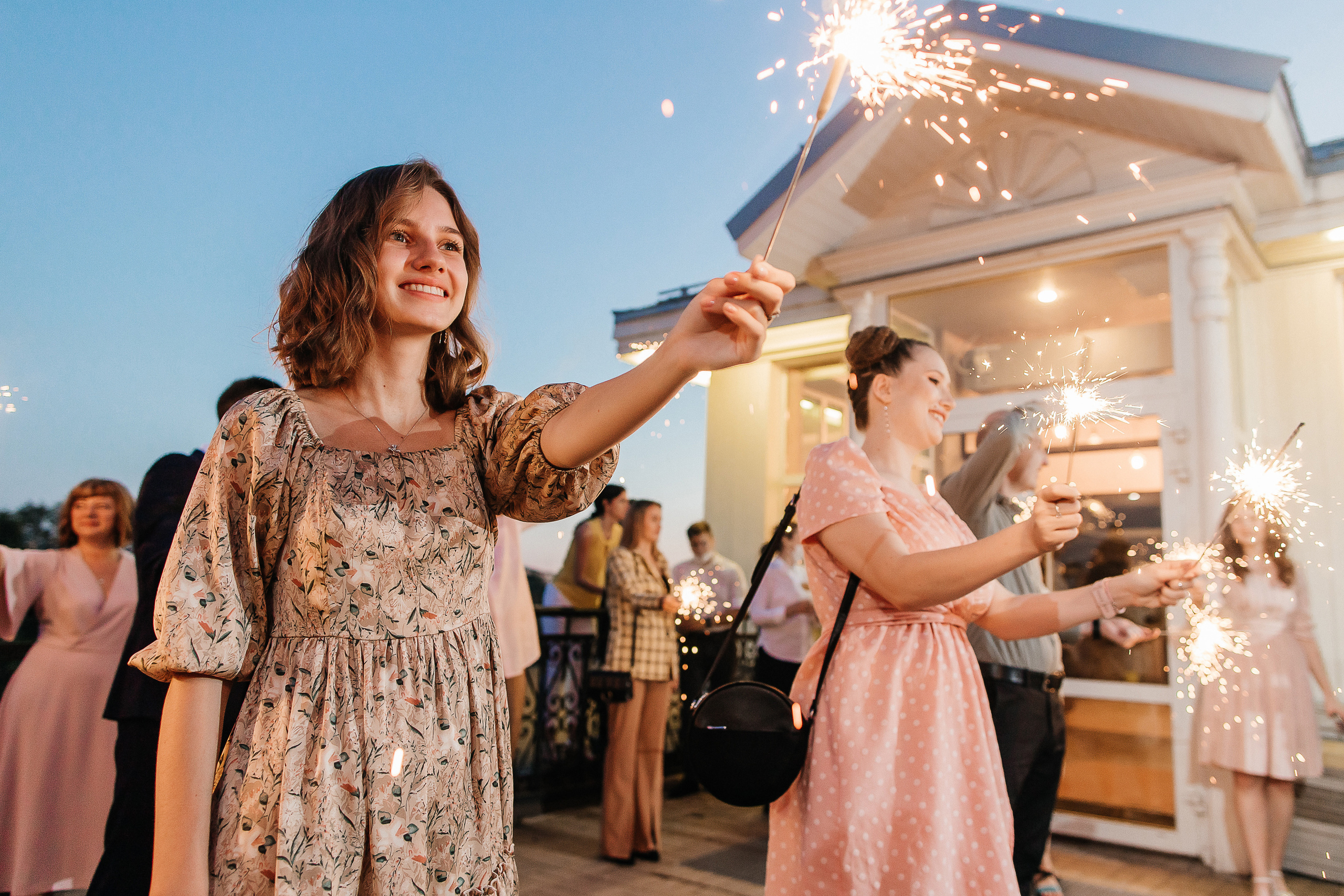 Волнительная свадебная церемония на веранде уютного ресторана. Олег Сверчков | Свадебный фотограф Вологда