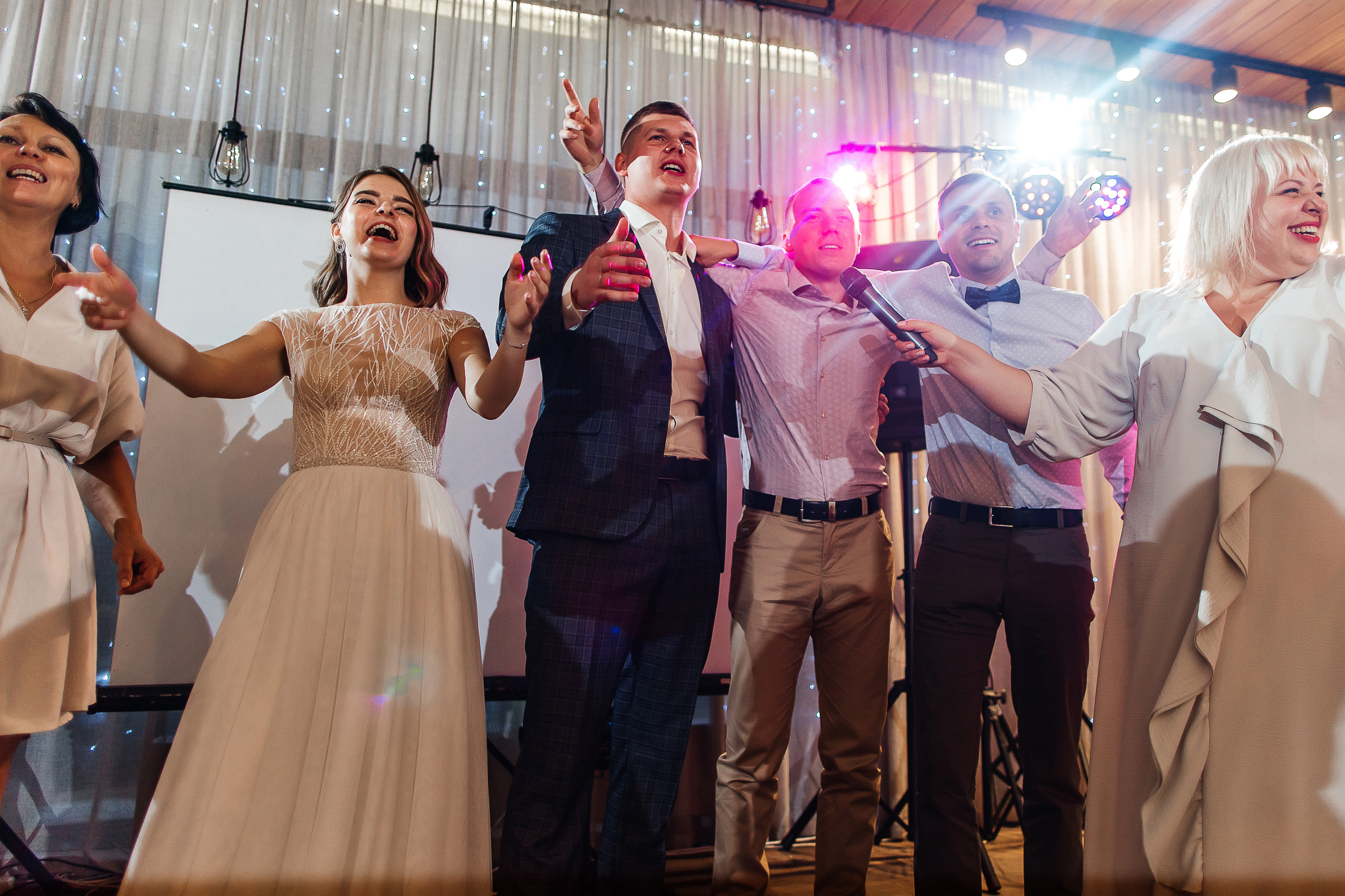 Волнительная свадебная церемония на веранде уютного ресторана. Олег Сверчков | Свадебный фотограф Вологда