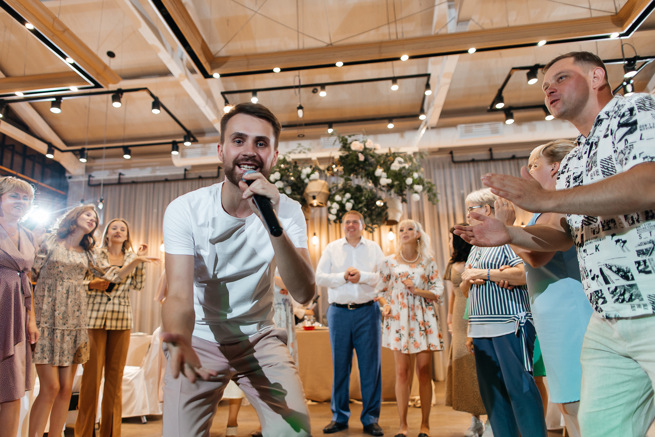 Волнительная свадебная церемония на веранде уютного ресторана. Олег Сверчков | Свадебный фотограф Вологда