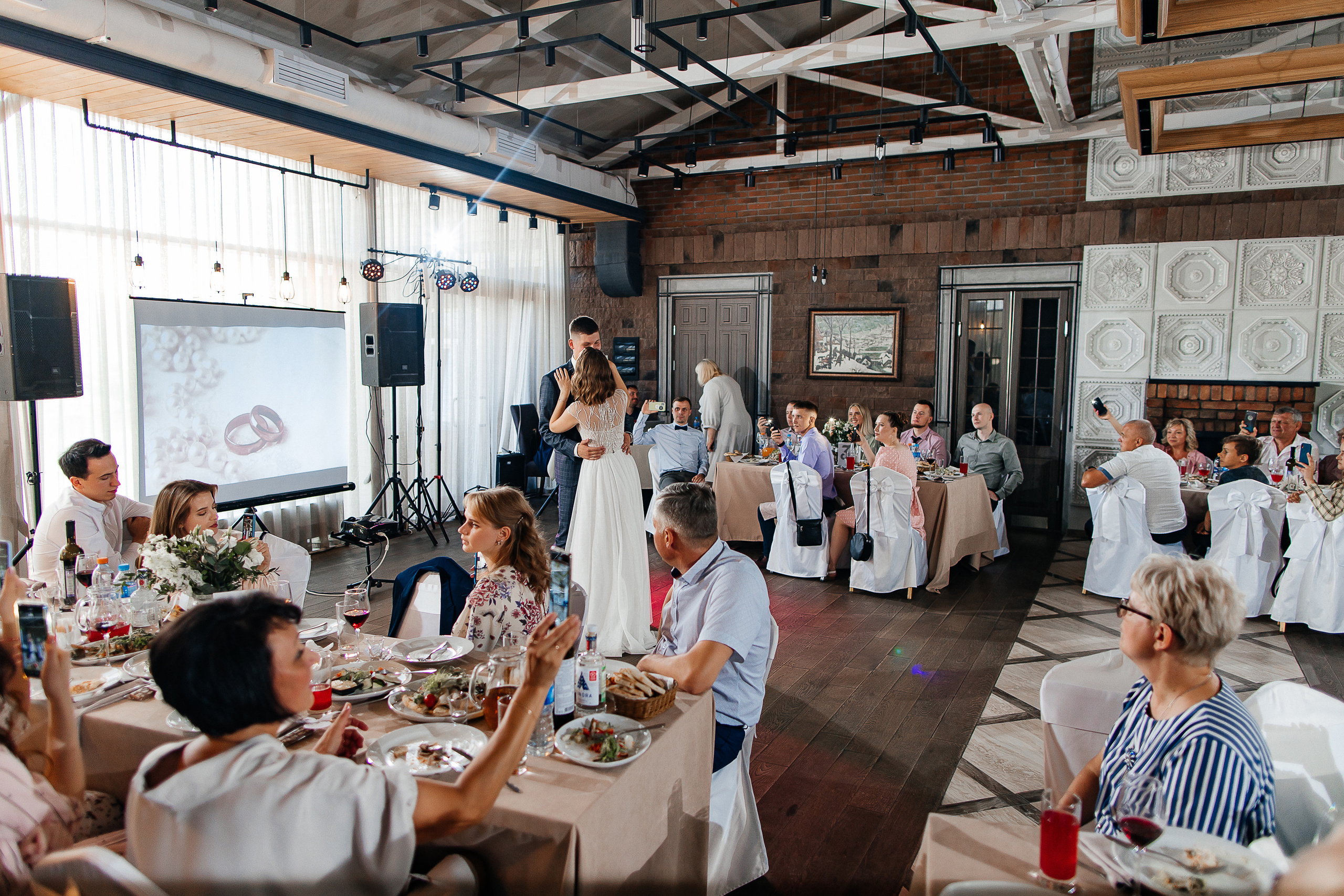 Волнительная свадебная церемония на веранде уютного ресторана. Олег Сверчков | Свадебный фотограф Вологда