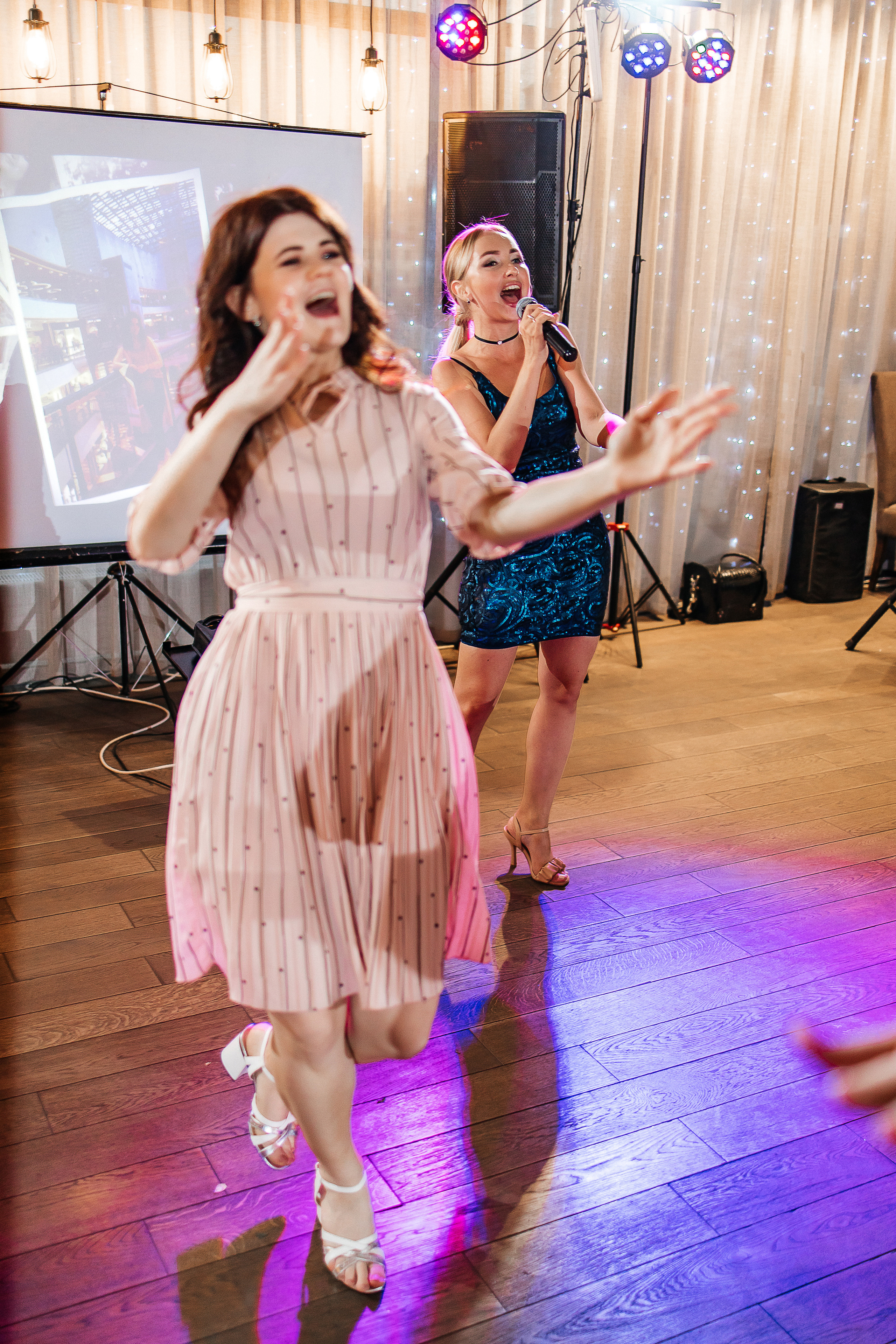 Волнительная свадебная церемония на веранде уютного ресторана. Олег Сверчков | Свадебный фотограф Вологда