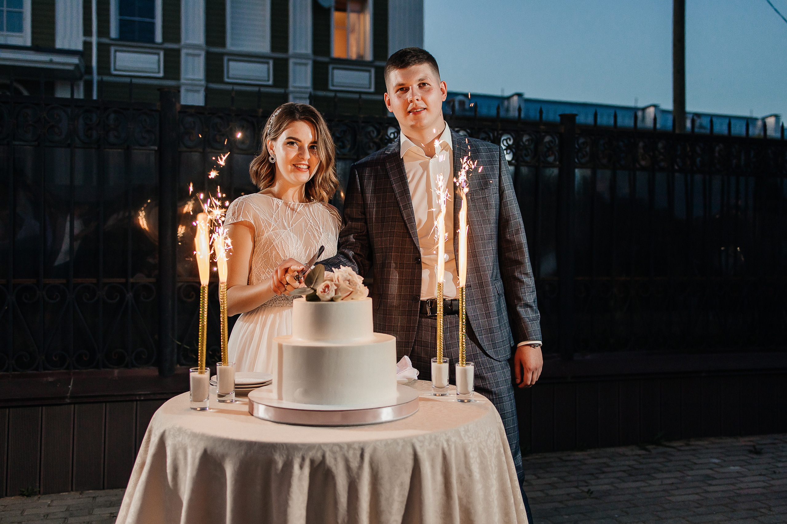 Волнительная свадебная церемония на веранде уютного ресторана. Олег Сверчков | Свадебный фотограф Вологда