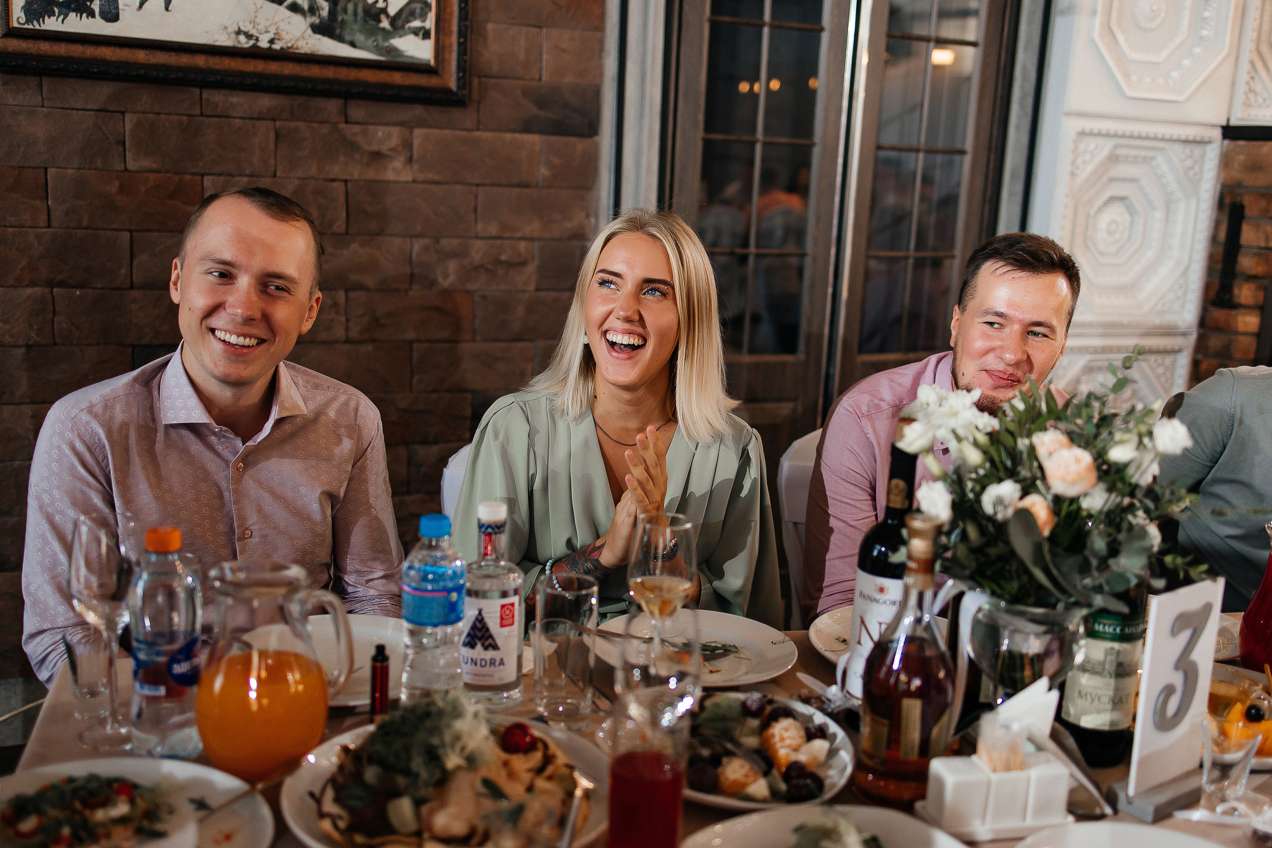 Волнительная свадебная церемония на веранде уютного ресторана. Олег Сверчков | Свадебный фотограф Вологда