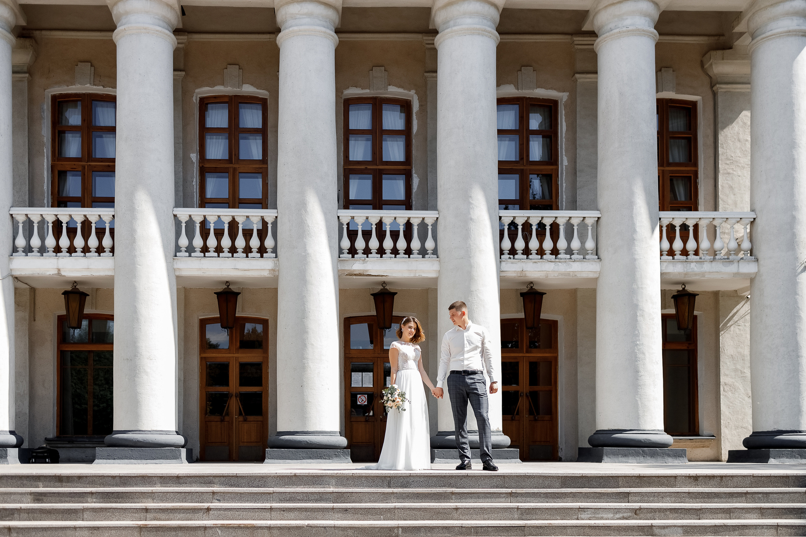 Волнительная свадебная церемония на веранде уютного ресторана. Олег Сверчков | Свадебный фотограф Вологда