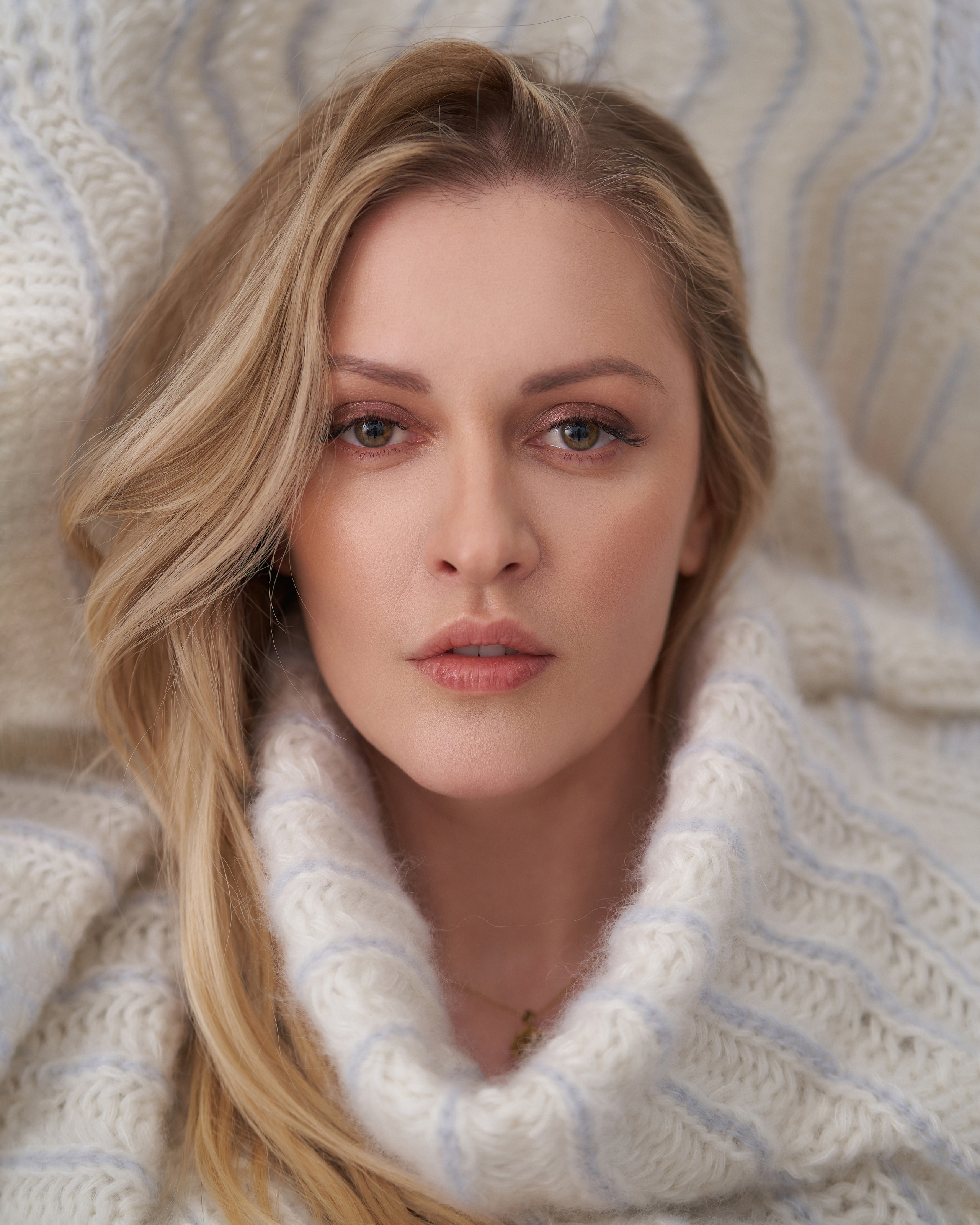 Портрет девушки в свитере крупной вязки