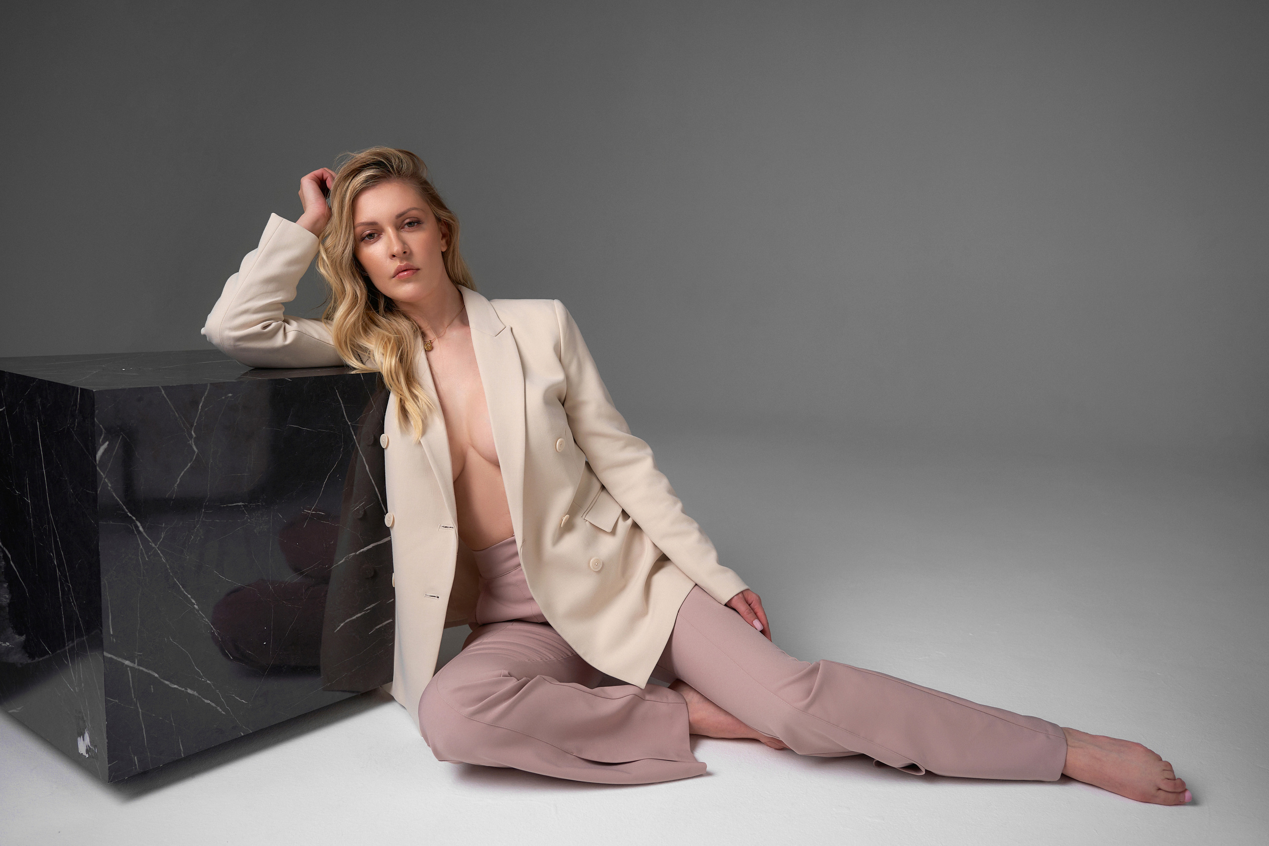 Красивая девушка в костюме на голое тело в фотосессии в студии