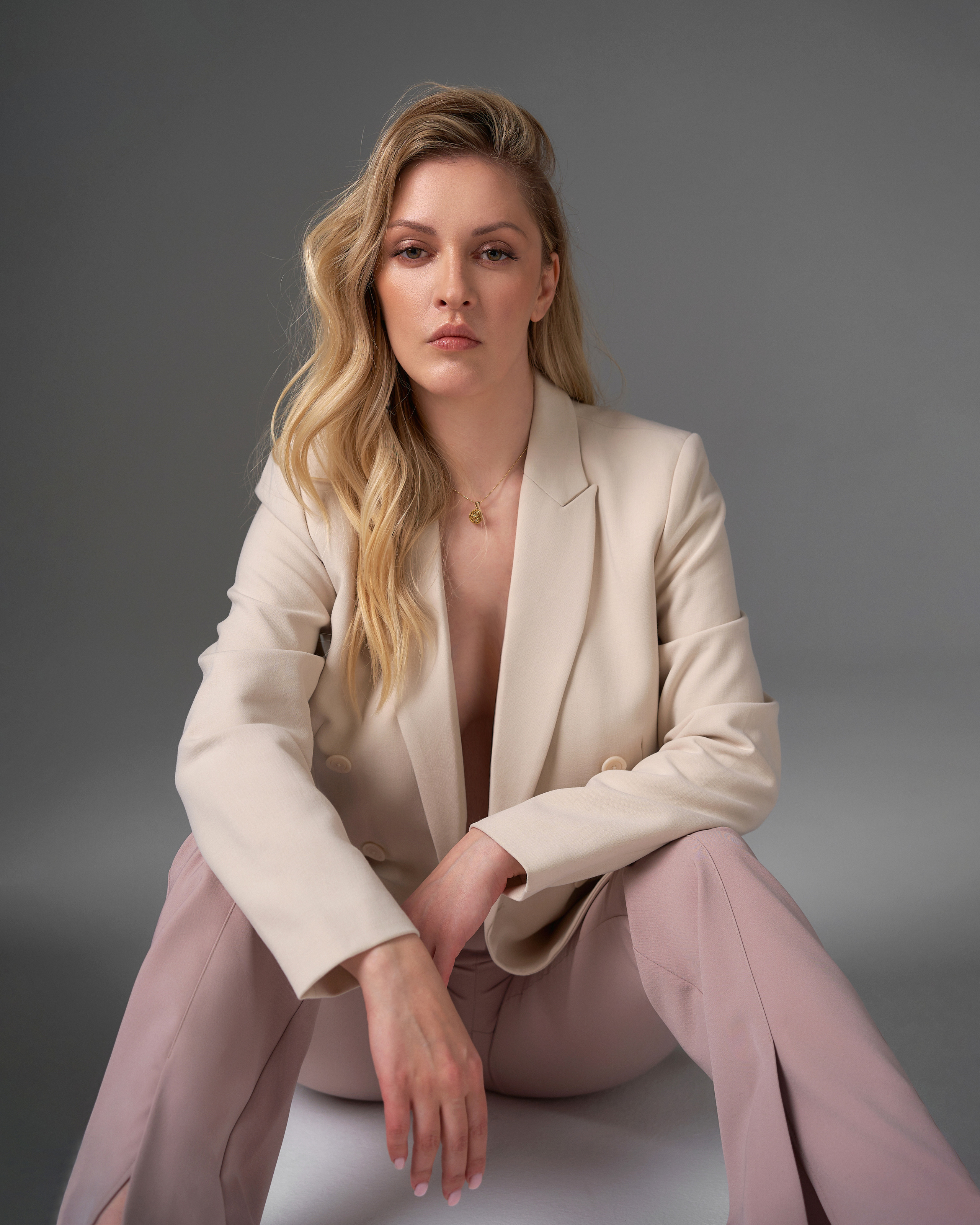 Красивая девушка в костюме в фотосесиии в СПб