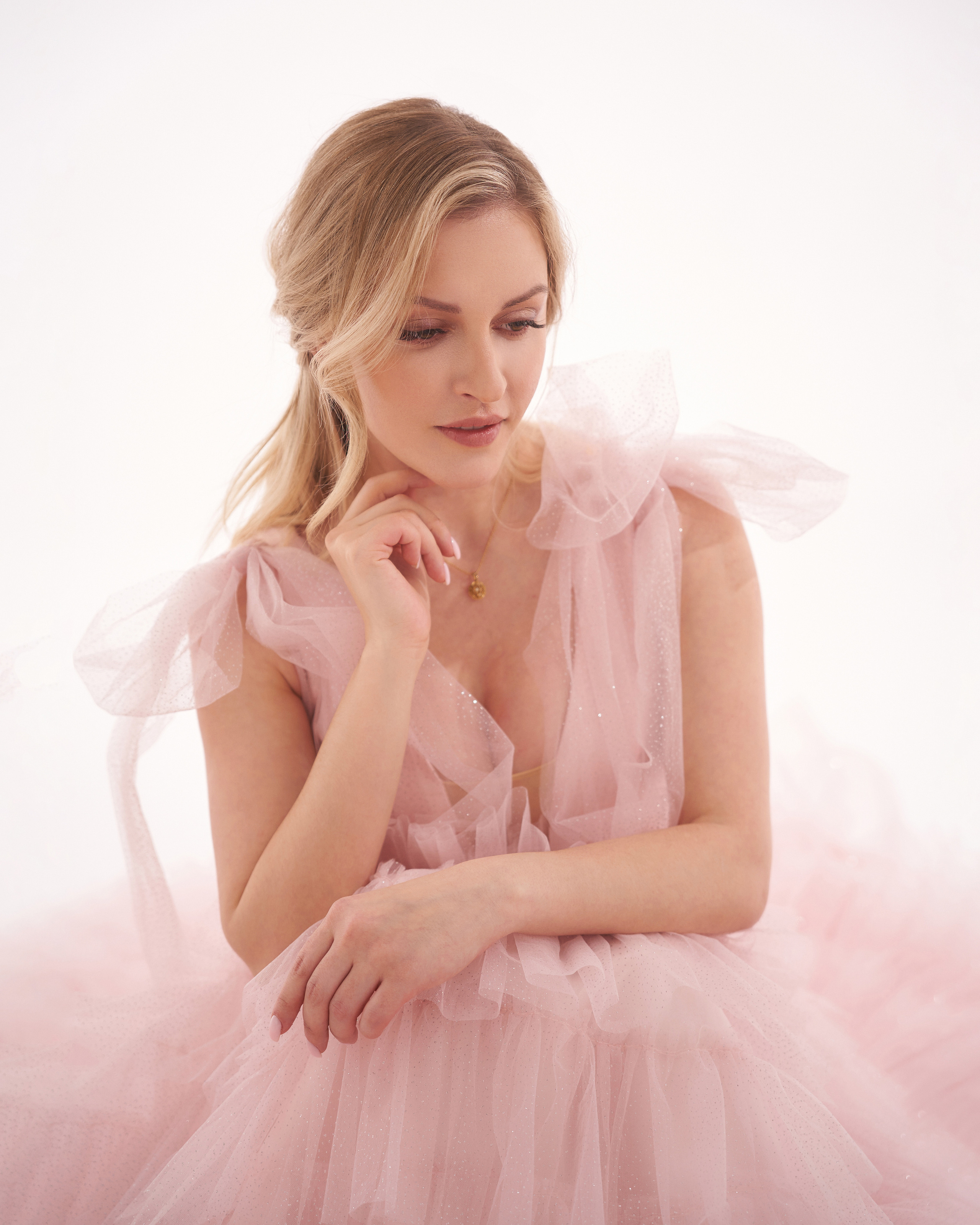 Нежная девушка в розовом воздушном платье