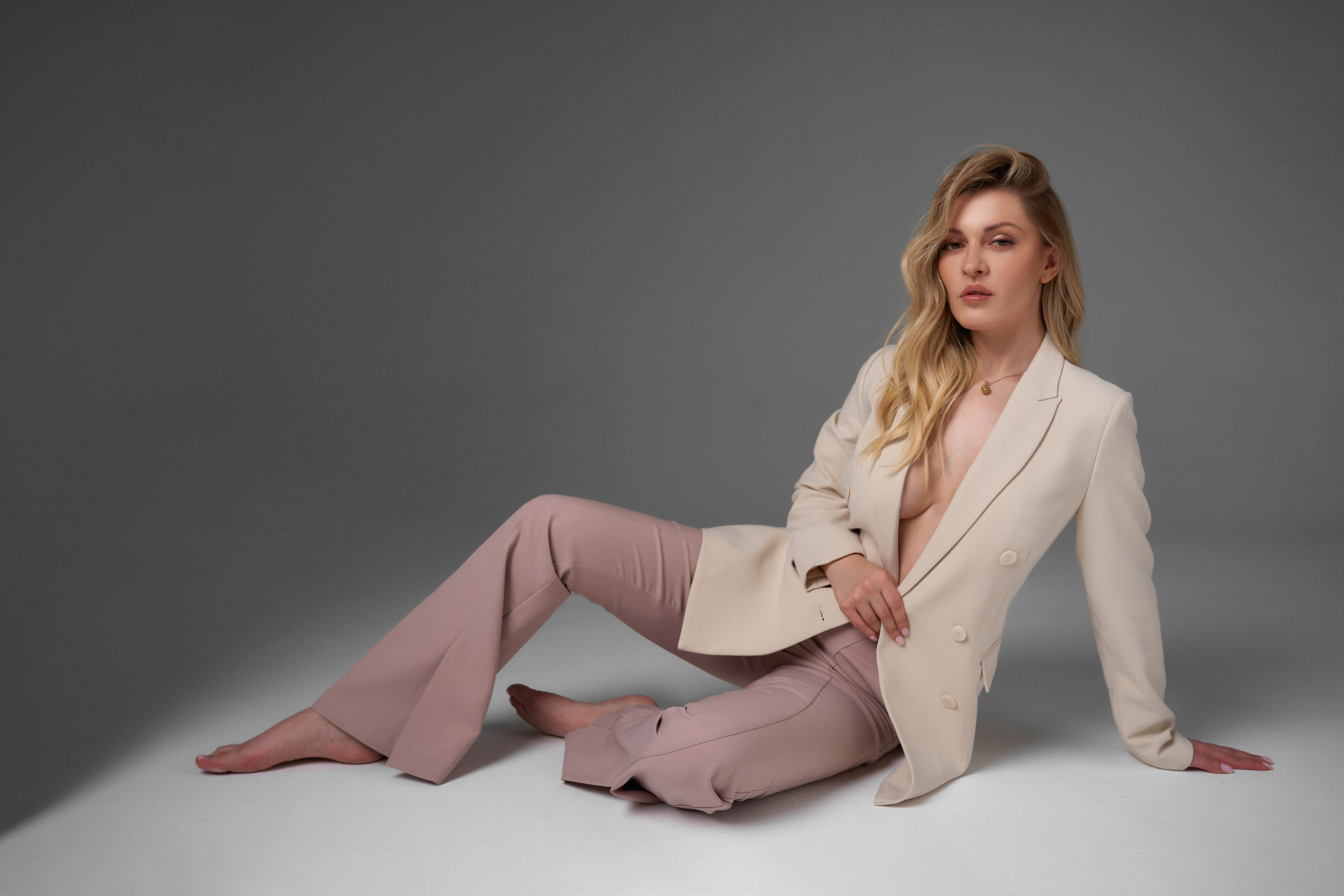 Сексуальная девушка в костюме на голое тело