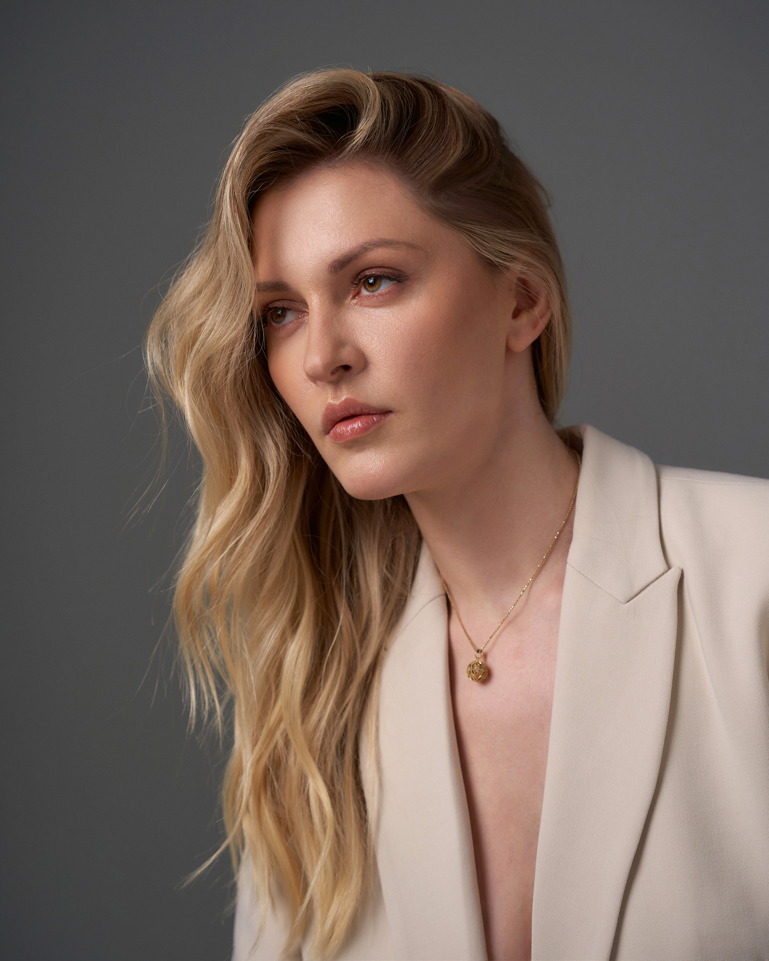 Классический женский портрет в пиджаке