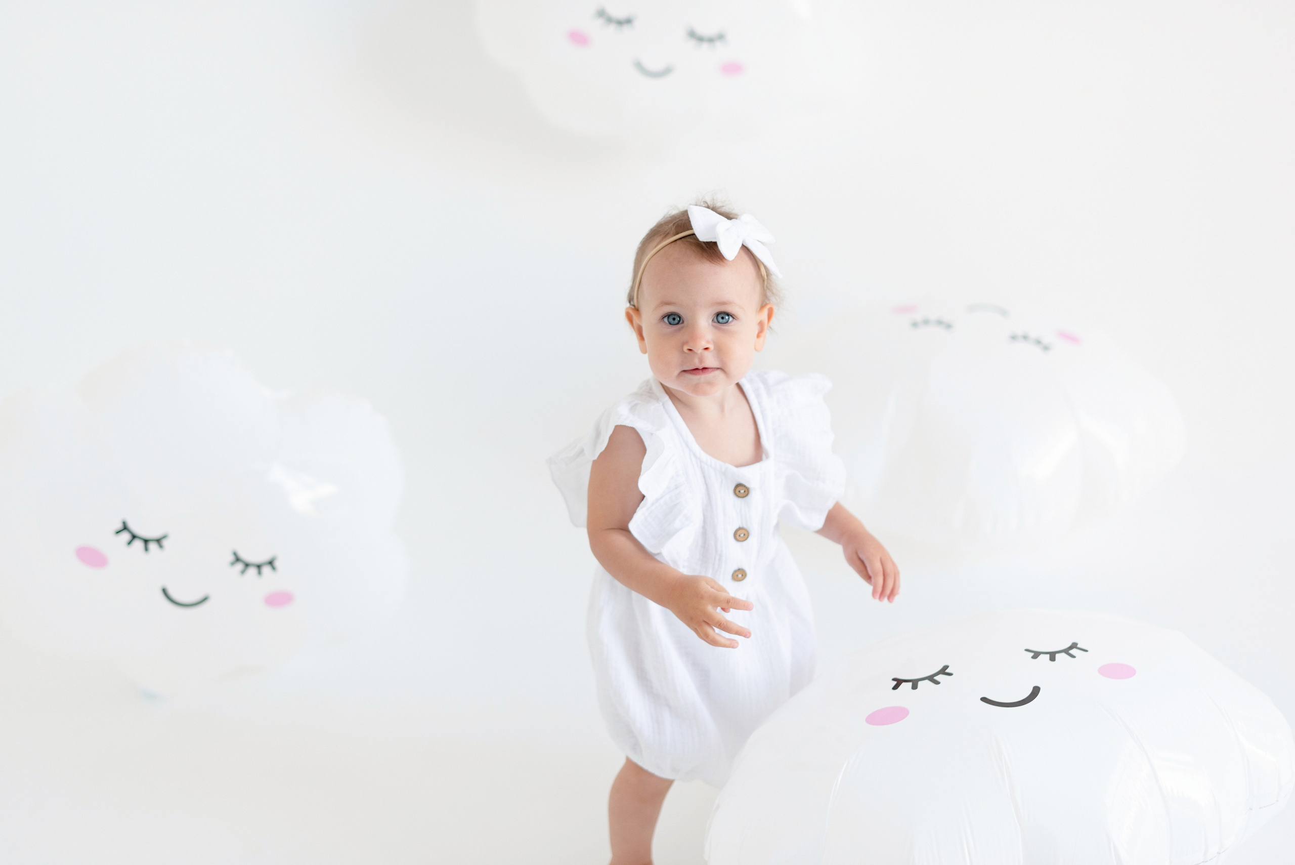 Фотосессия дня рождения ребёнка в фотостудии, тортики, воздушные шарики, мыльные пузыри, профессиональная детская фотография в Сургуте и Нефтеюганске.