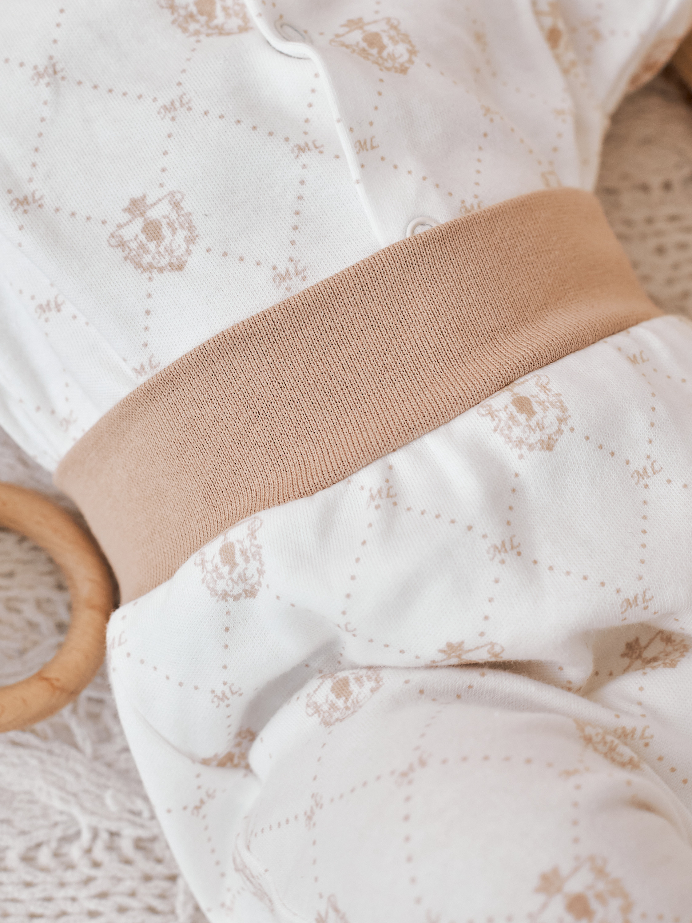 Фотосъемка комбинезонов для малыша Екатеринбург Wildberries ВБ Ozon Озон фотосессия детей Екб заказать цена фотосъемка товара WB дети Екб. Фотограф Екатеринбург Анастасия Жерновская | Маркетплейсы и нейрофото