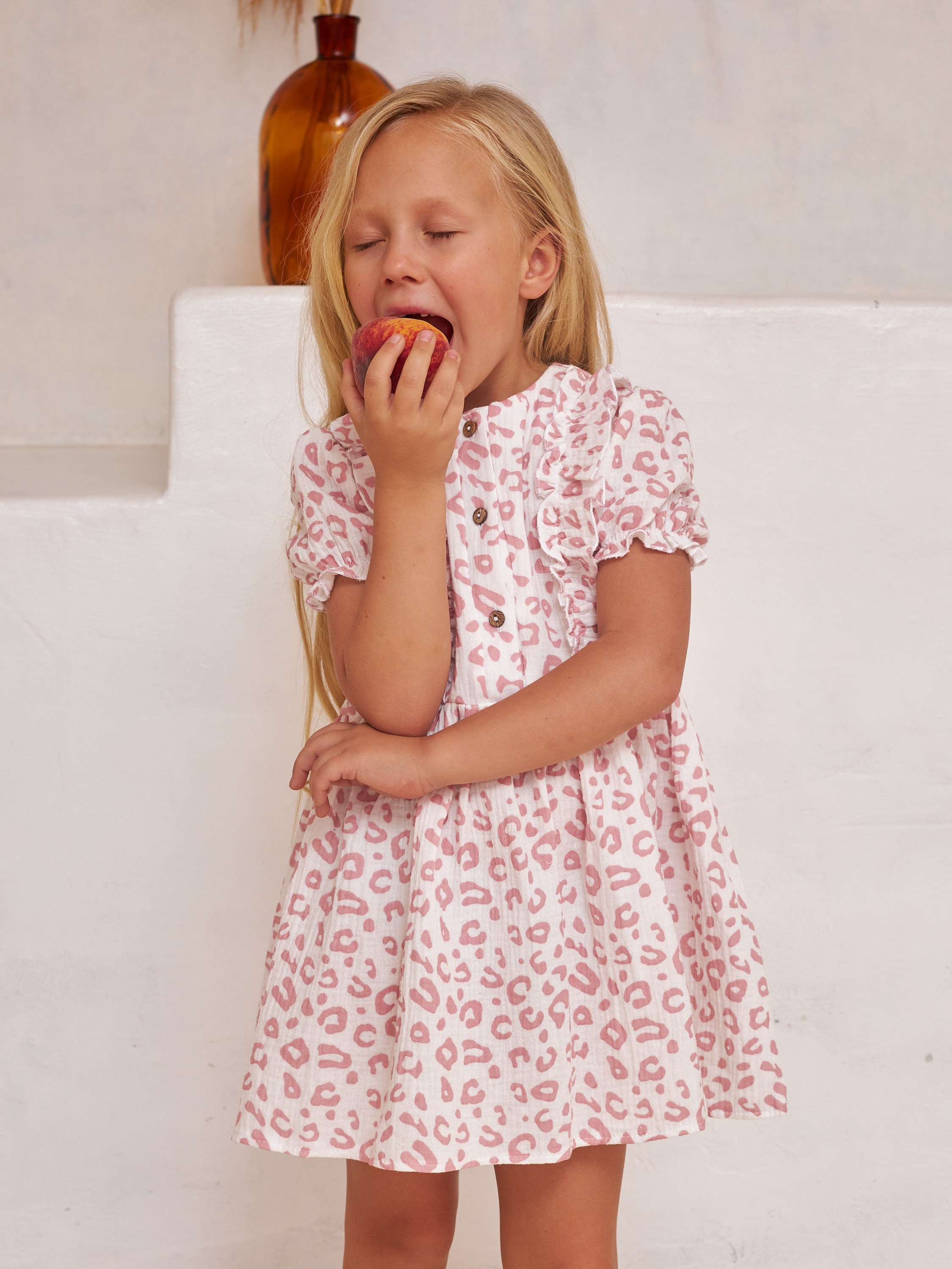 Фотосъемка детских платьев Екатеринбург Wildberries ВБ Ozon Озон фотосессия детей Екб заказать цена фотосъемка товара WB нарядное платье. Фотограф Екатеринбург Анастасия Жерновская | Маркетплейсы и нейрофото