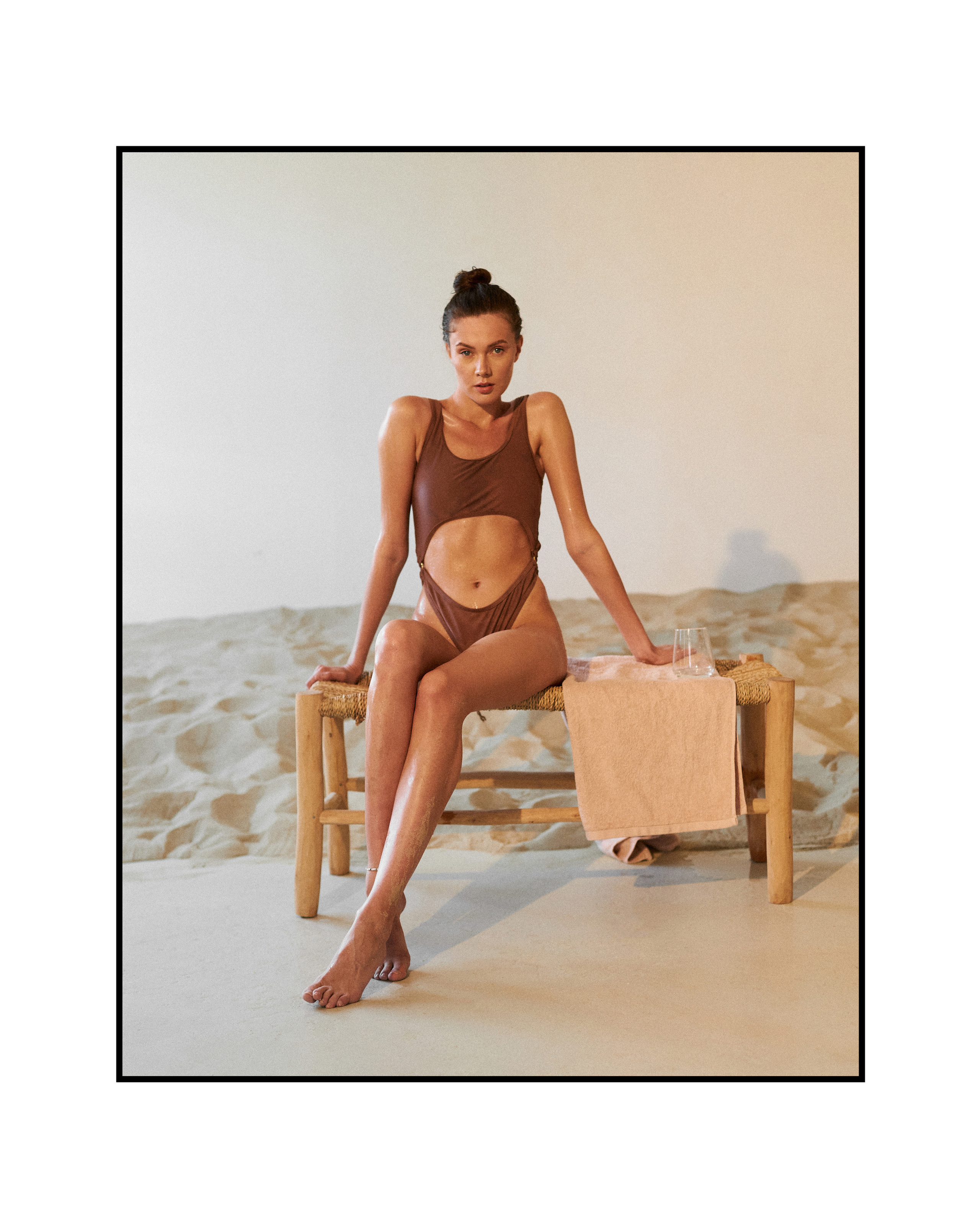 Фотосъемка с песком для бренда одежды Burbe. Фотограф Екатеринбург Анастасия Жерновская | Маркетплейсы и нейрофото