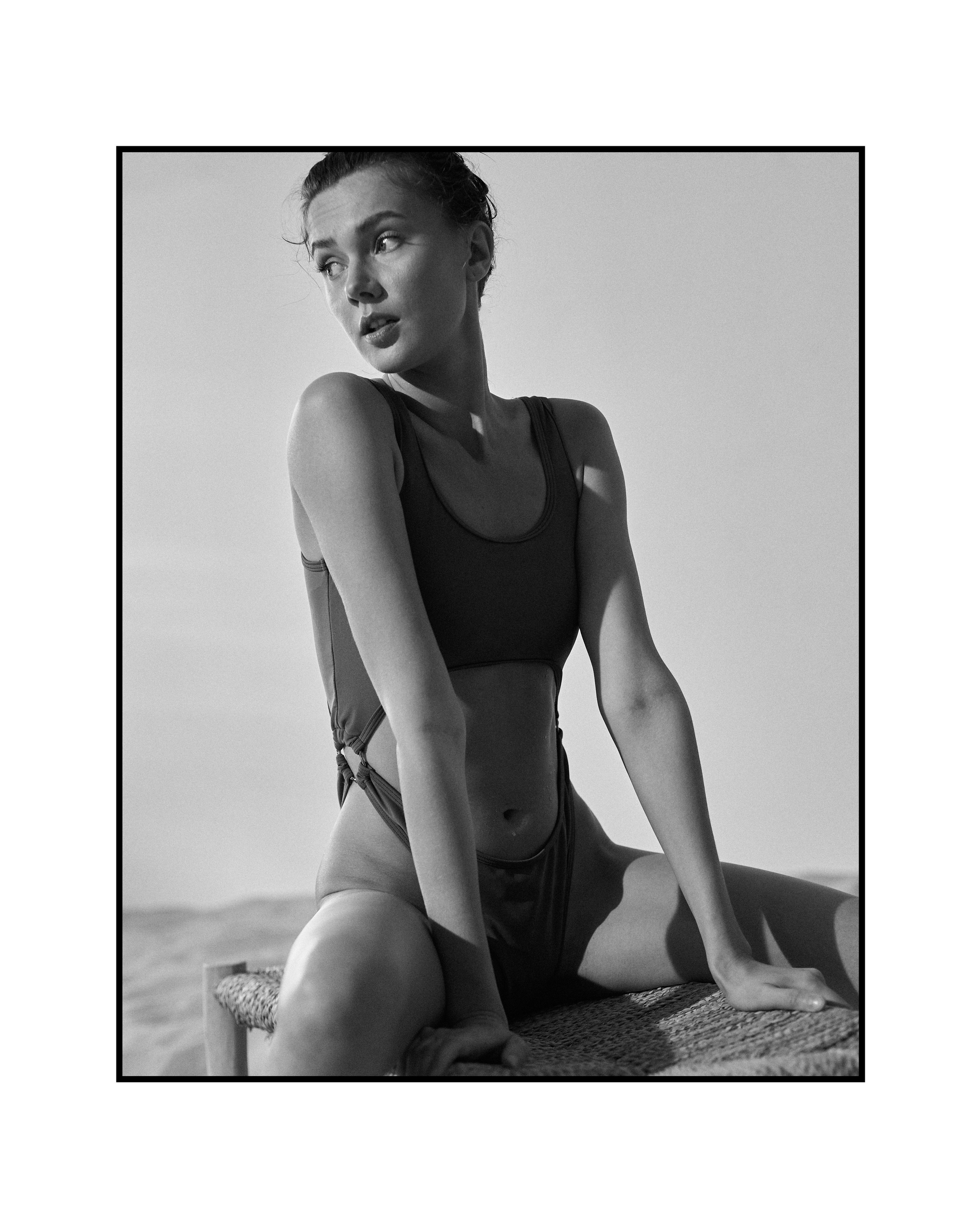 Фотосъемка с песком для бренда одежды Burbe. Фотограф Екатеринбург Анастасия Жерновская | Маркетплейсы и нейрофото