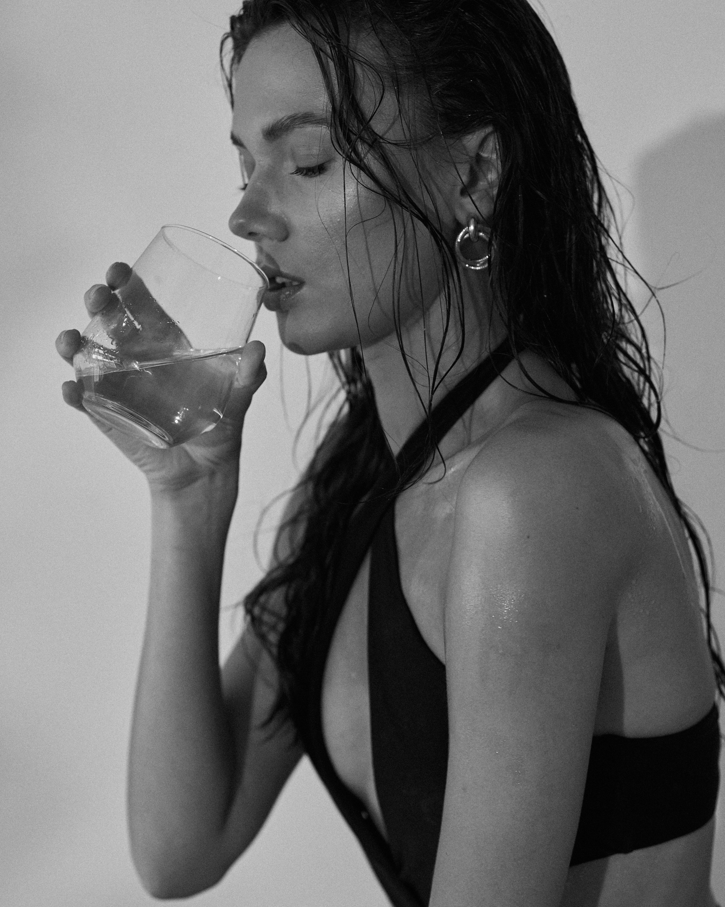 Фотосъемка с песком для бренда одежды Burbe. Фотограф Екатеринбург Анастасия Жерновская | Маркетплейсы и нейрофото