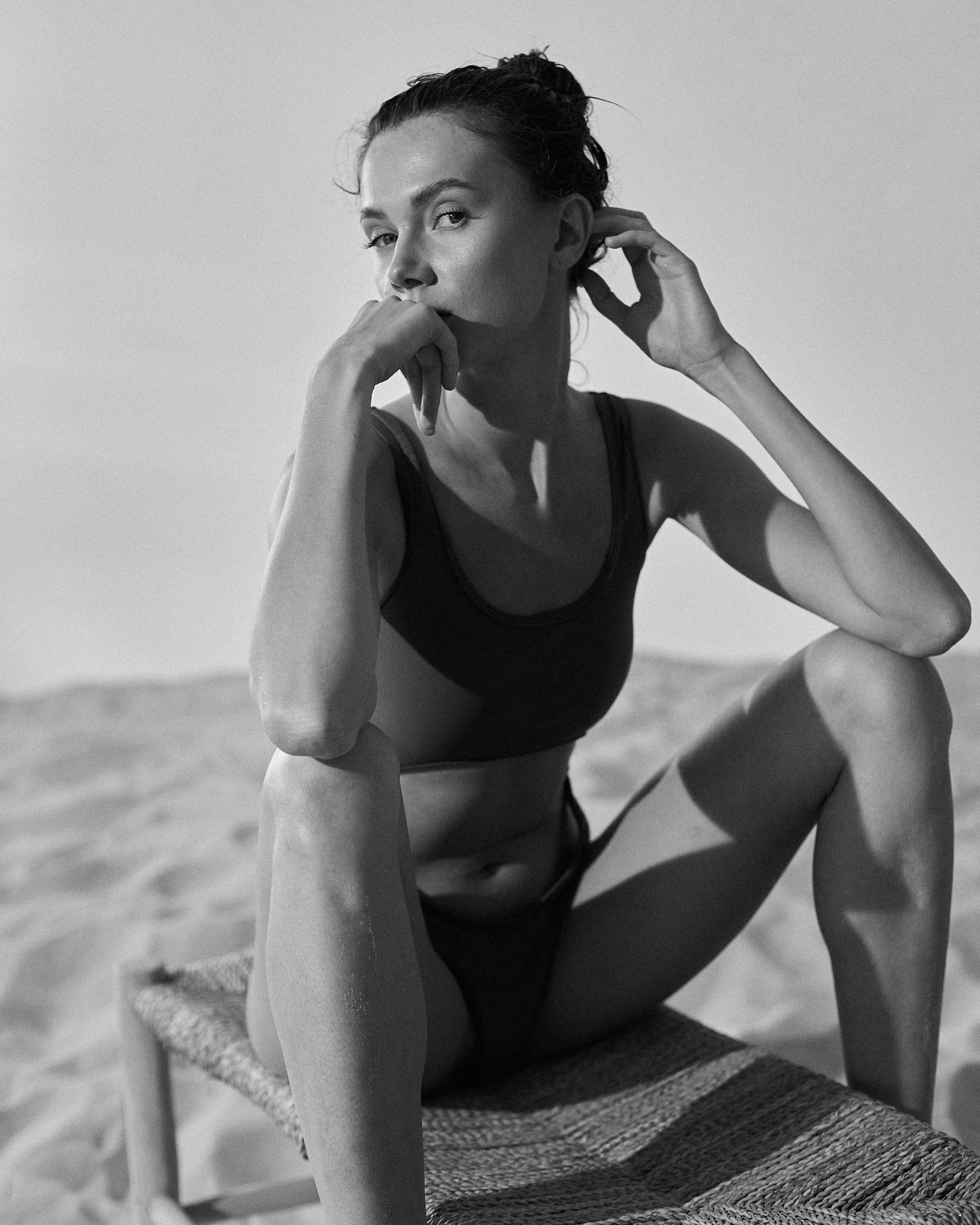 Фотосъемка с песком для бренда одежды Burbe. Фотограф Екатеринбург Анастасия Жерновская | Маркетплейсы и нейрофото